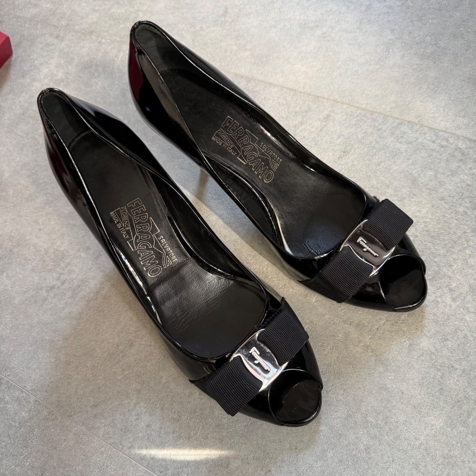 SalvatoreFerragamo フェラガモ ヴァラリボン オープントゥーパンプス 