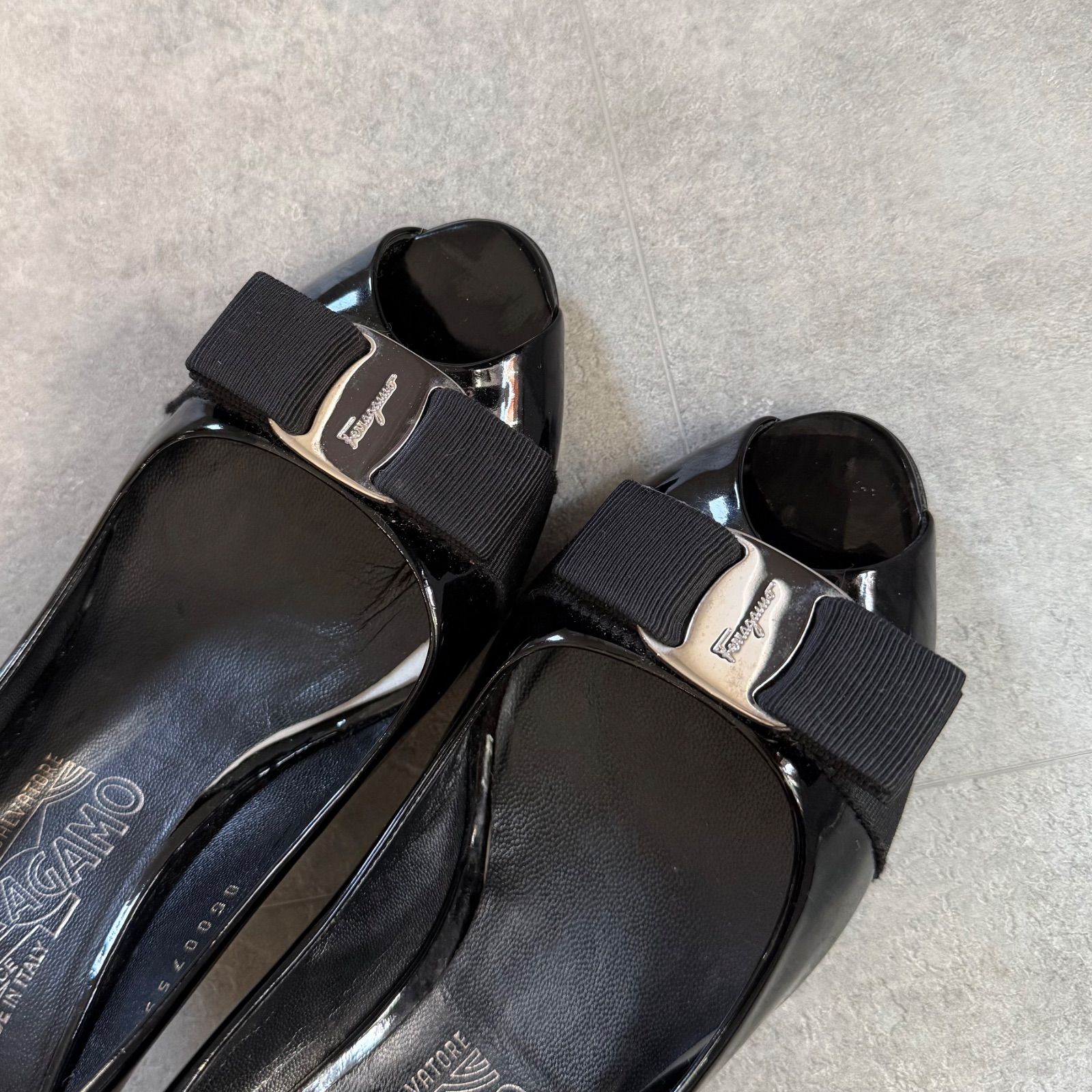 SalvatoreFerragamo フェラガモ ヴァラリボン オープントゥーパンプス 