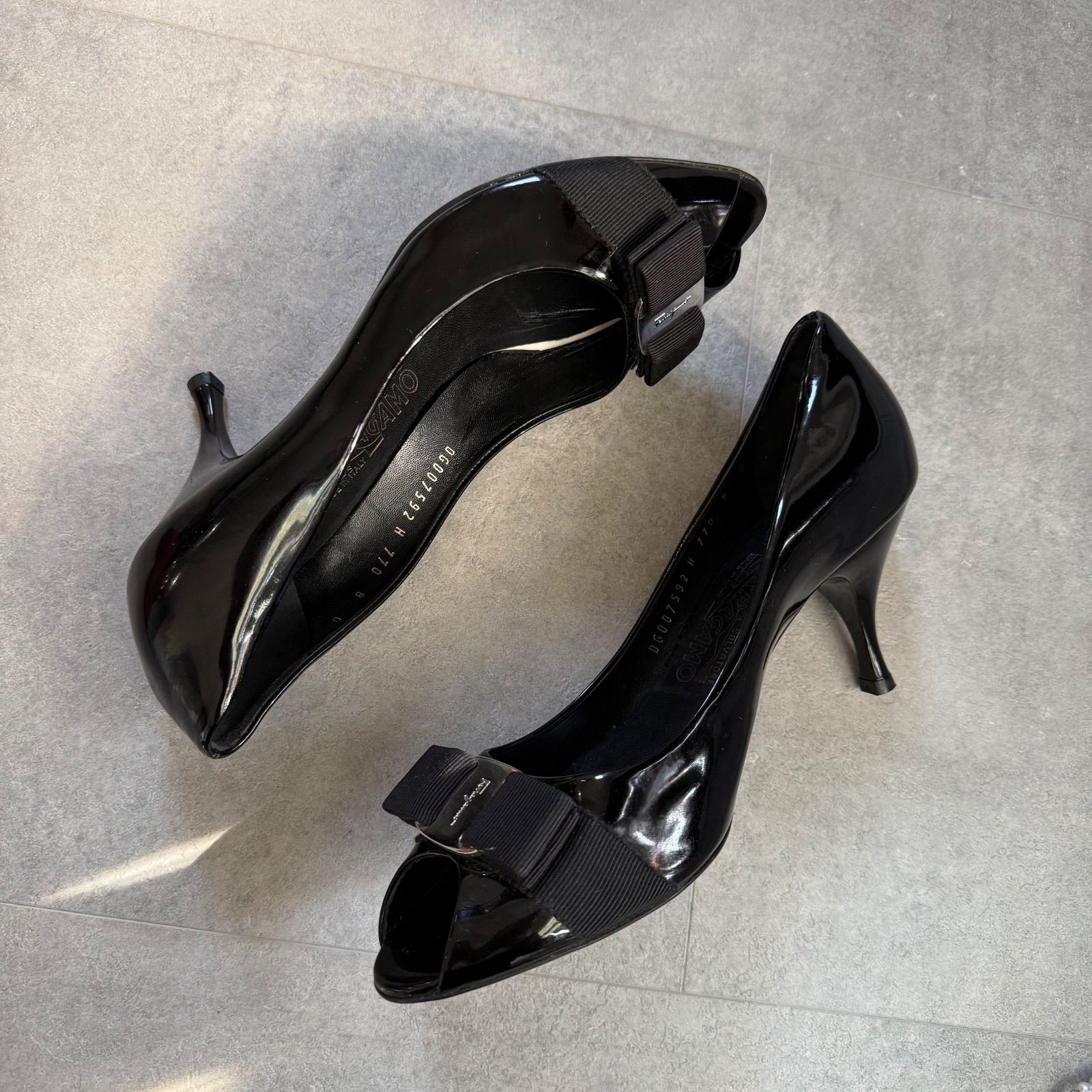 SalvatoreFerragamo フェラガモ ヴァラリボン オープントゥーパンプス 