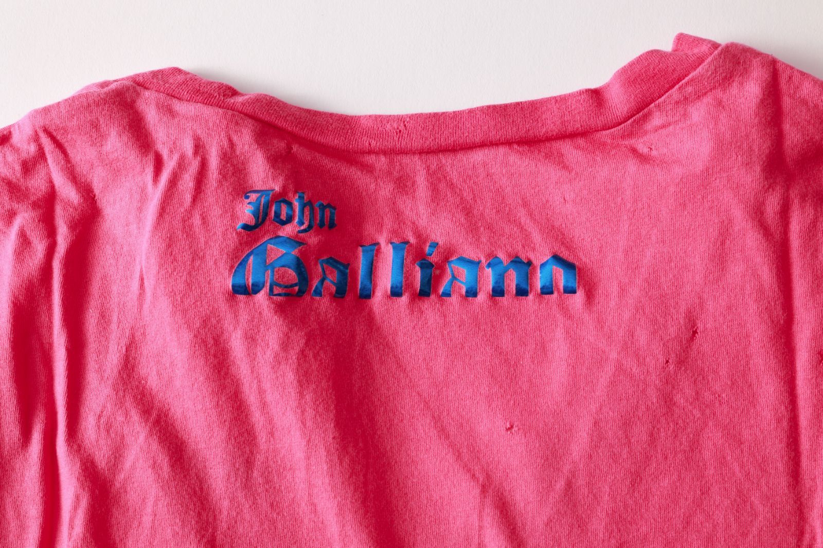 ☆ジョンガリアーノ グラフィックプリント Vネック Tシャツ ピンク イタリア製 名作☆新品未使用 galliano ジョンガリアーノ 人気のVネックプリントT