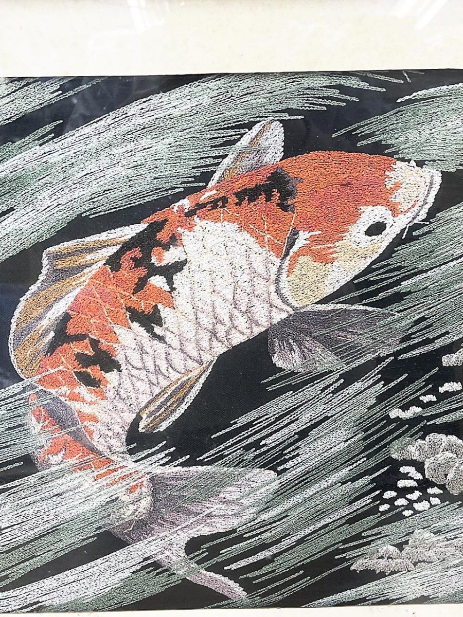 刺繍画　「鯉」 ジャンク品】 文化刺繍 刺繍絵画 錦鯉 鯉 コイ 魚 額装入り 昭和45年の