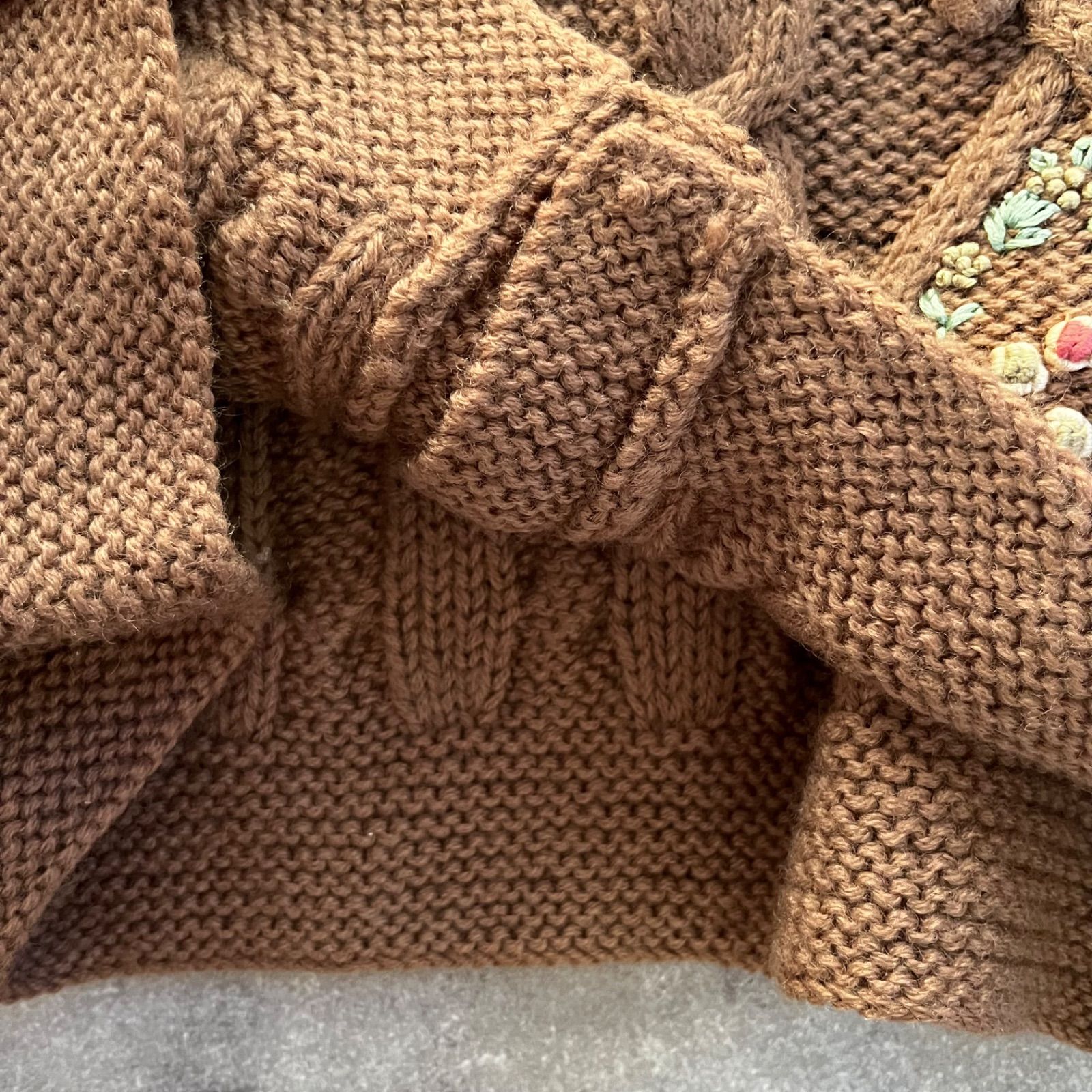 昭和レトロ ブラウン系フラワー刺繍ダイヤ柄 ケーブル編みニット 