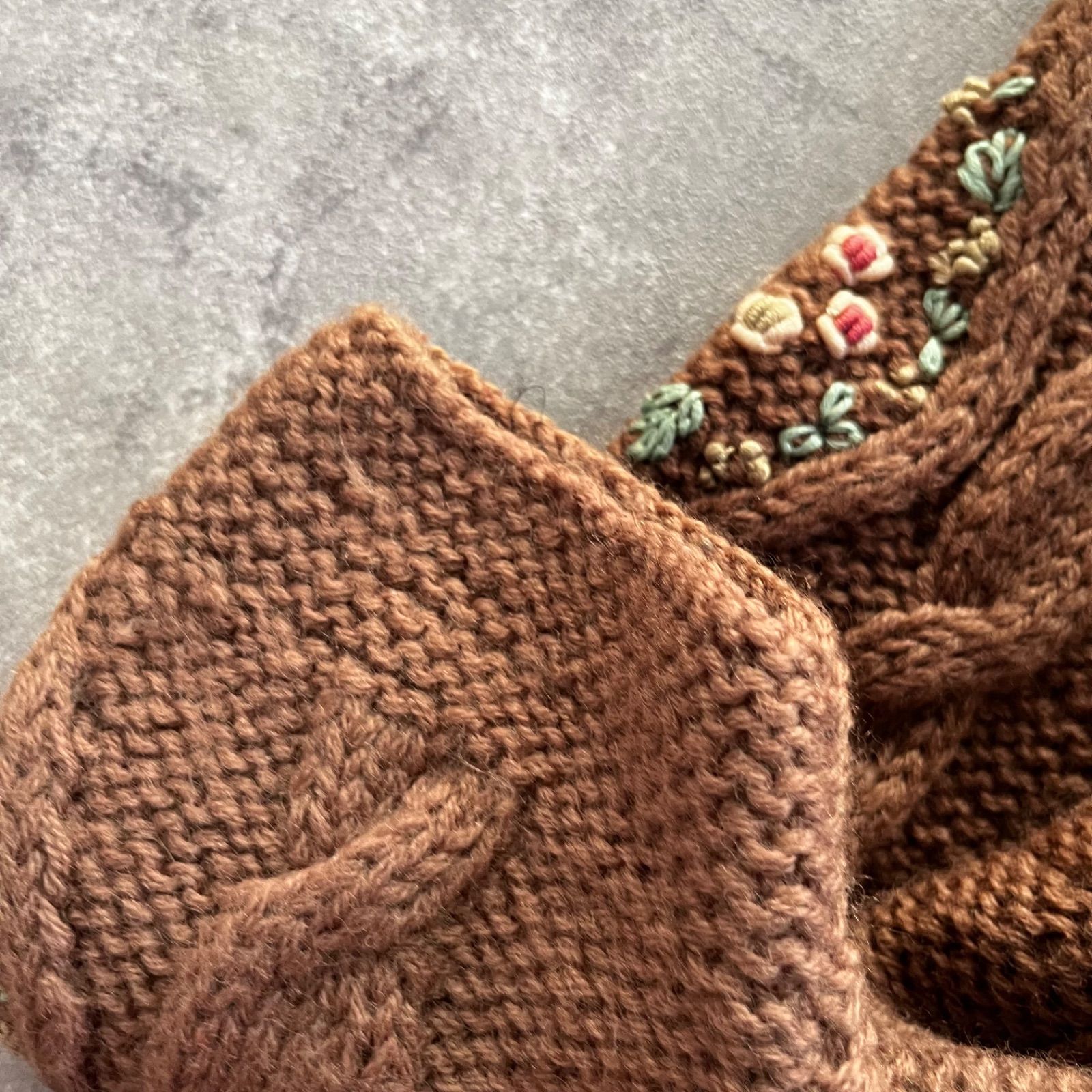 昭和レトロ ブラウン系フラワー刺繍ダイヤ柄 ケーブル編みニット 