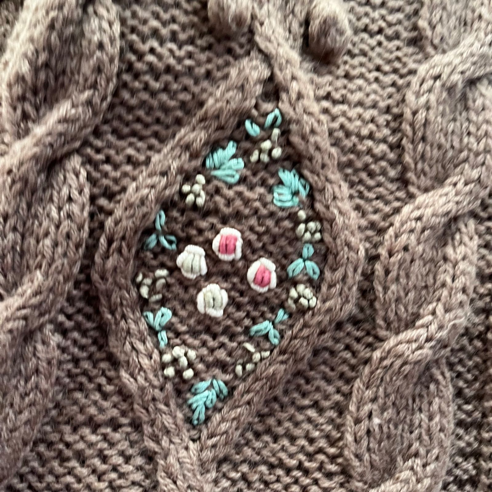 昭和レトロ ブラウン系フラワー刺繍ダイヤ柄 ケーブル編みニット 