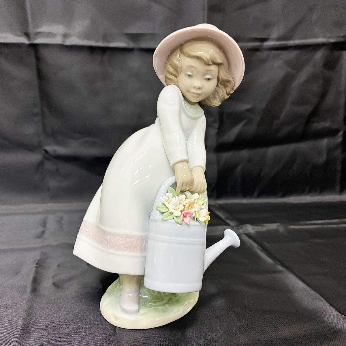  ◆ ◆LLADRO リヤドロ 春の輝き 少女 置物 ポーセリン 磁器 ホワイト 花 じょうろ インテリア M1630 壁掛けフレーム 置物 インテリア小物
