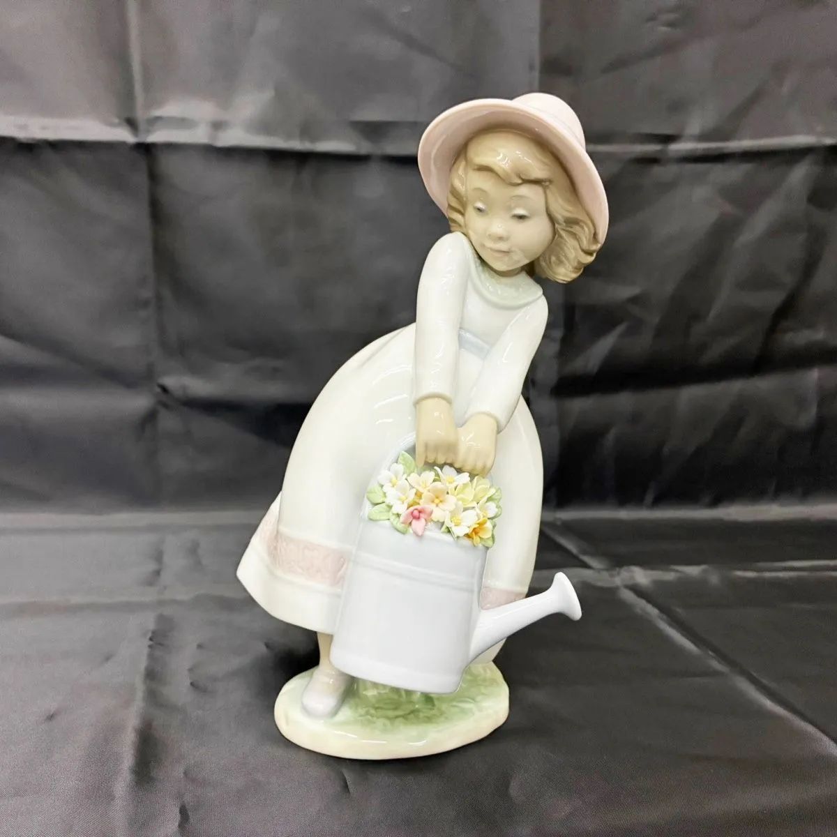◆ ◆LLADRO リヤドロ 春の輝き 少女 置物 ポーセリン 磁器 ホワイト 花 じょうろ インテリア M1630