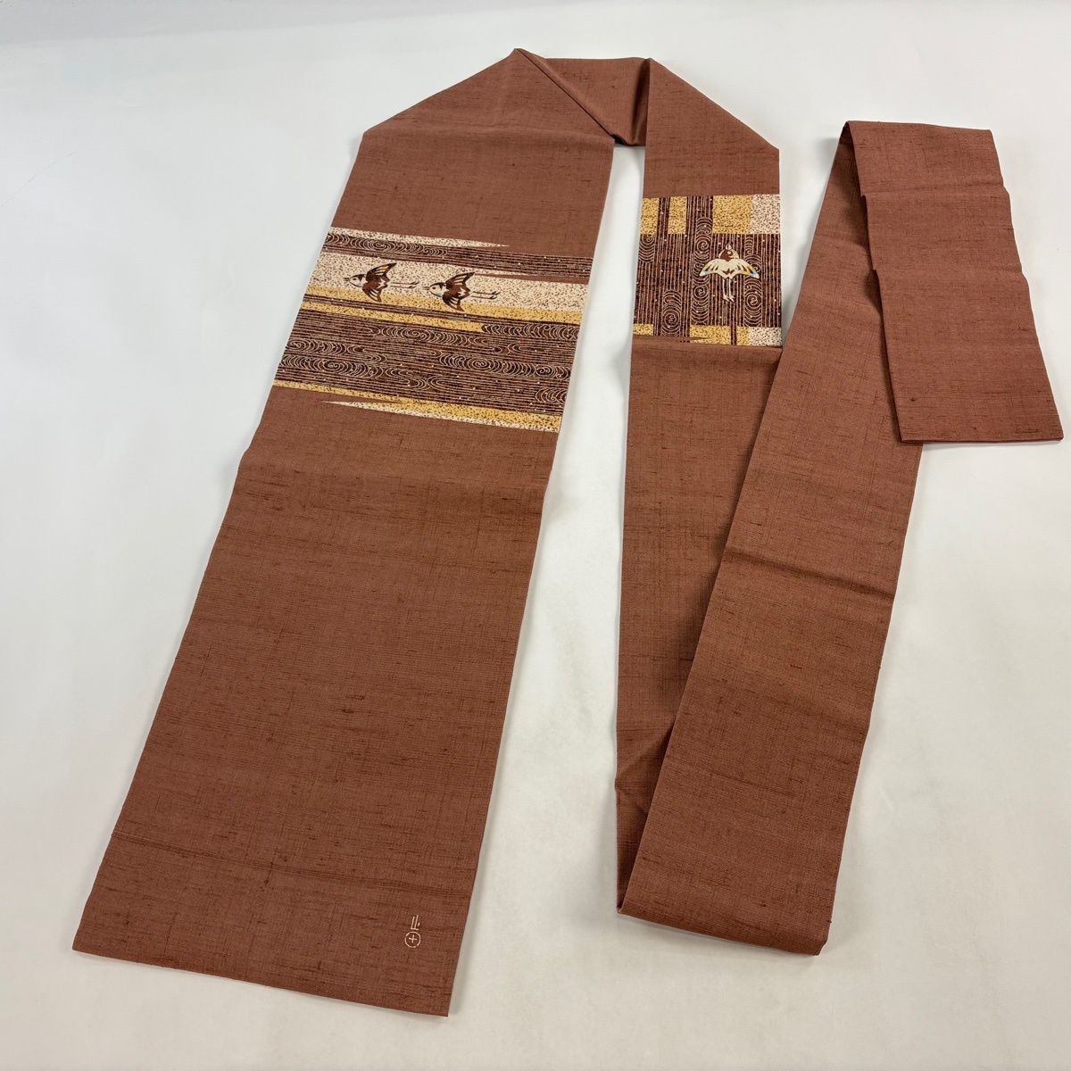 美品】 名古屋帯 逸品 山田貢 落款 紬地 鳥 観世水 金彩 赤茶 正絹 