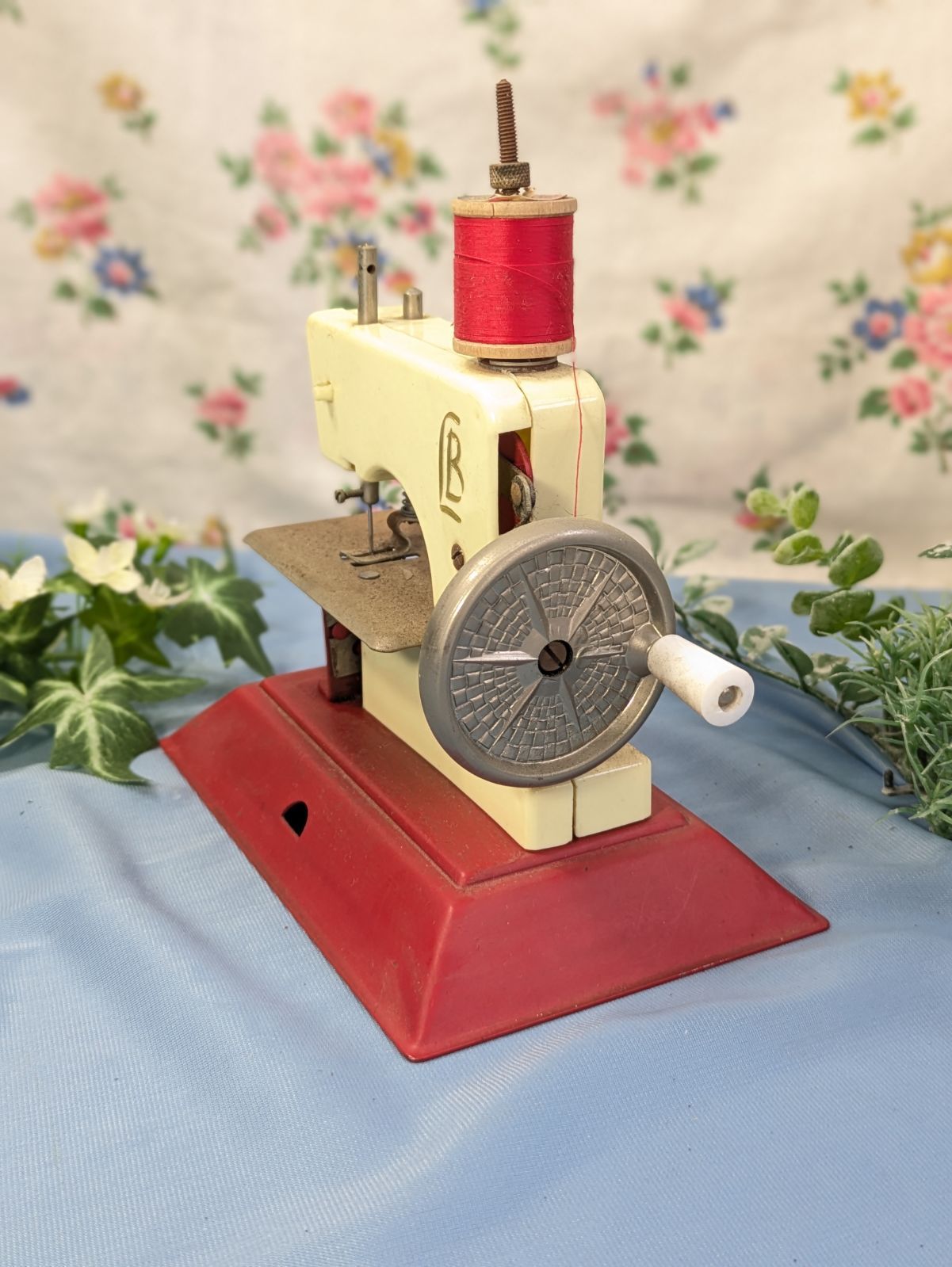 イギリス アンティーク Little Bettyトイミシン ミニミシン - メルカリ