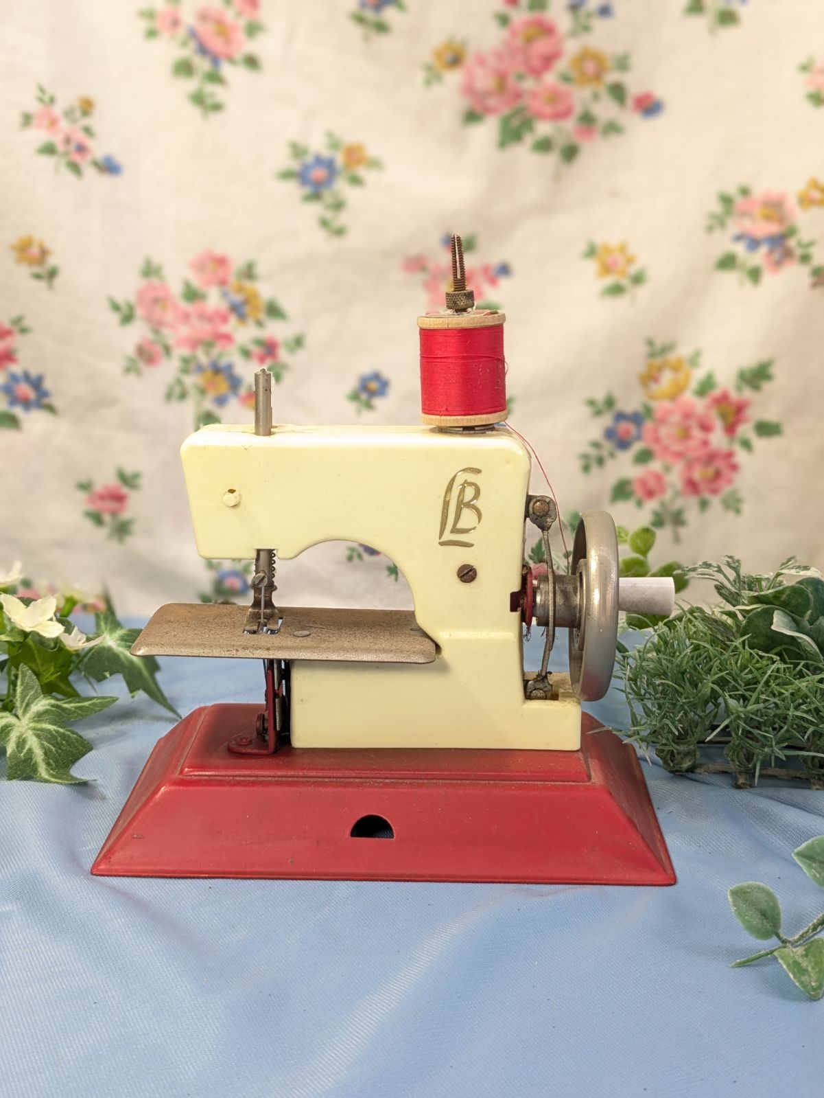 イギリス アンティーク Little Bettyトイミシン ミニミシン - メルカリ
