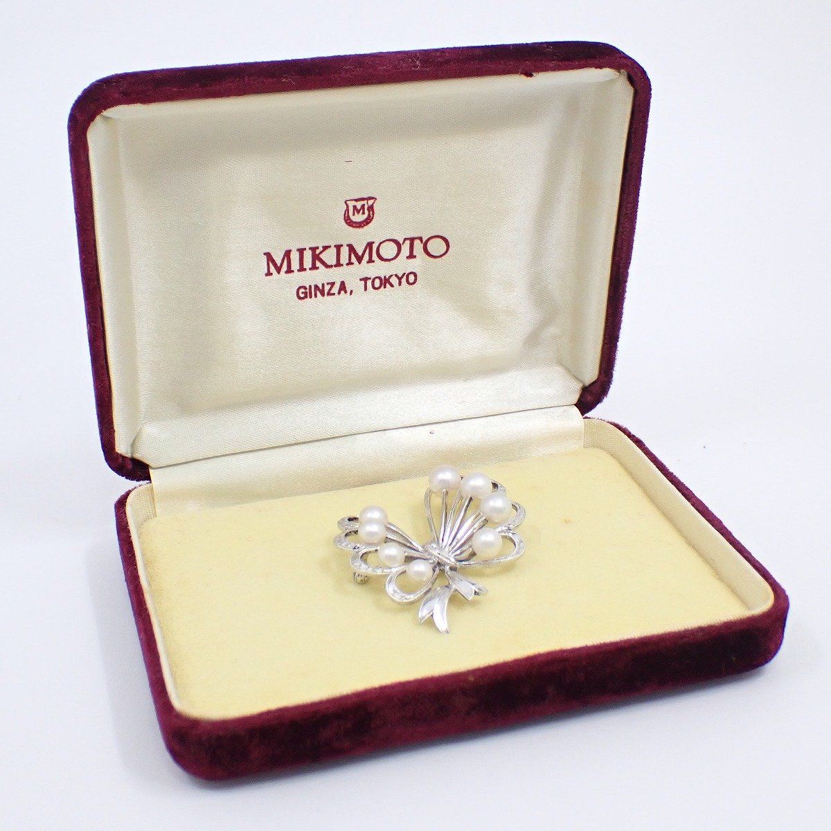MIKIMOTO ミキモト リボンモチーフ ブローチ シルバー/パール8粒【い