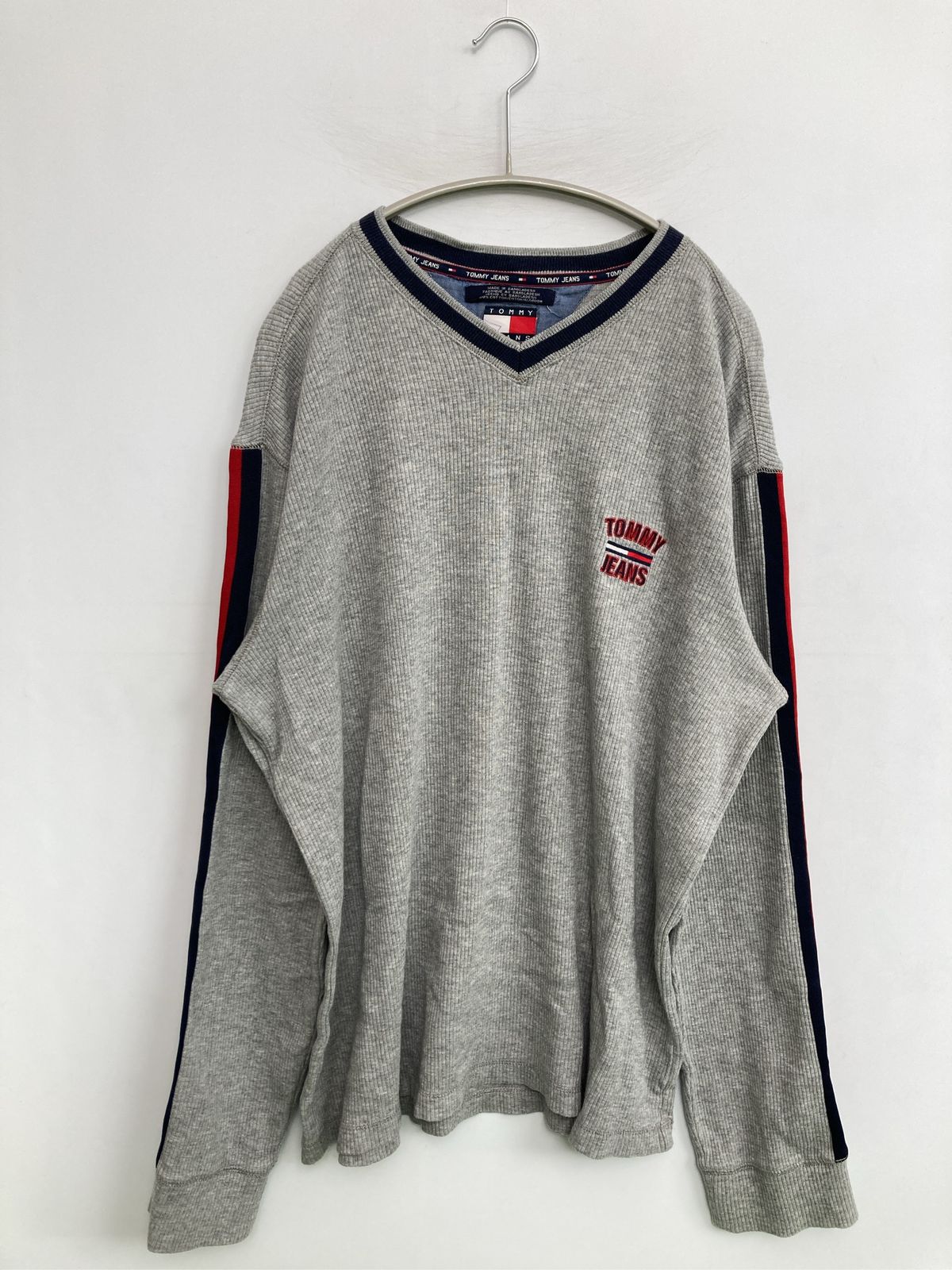 TOMMY JEANS Tシャツ/カットソー L グレー ブランドロゴ 刺繍 ライン柄 ミドル丈 長袖 Vネック