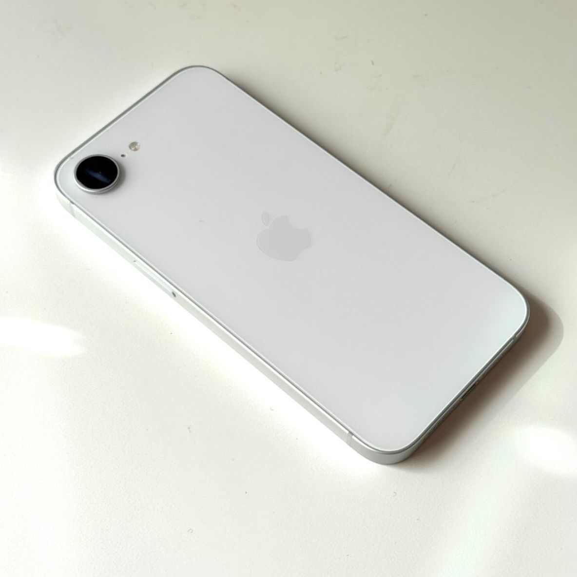 新品同様】iPhone 16e｜128GB｜SIMフリー版 バッテリー100％ iPhone