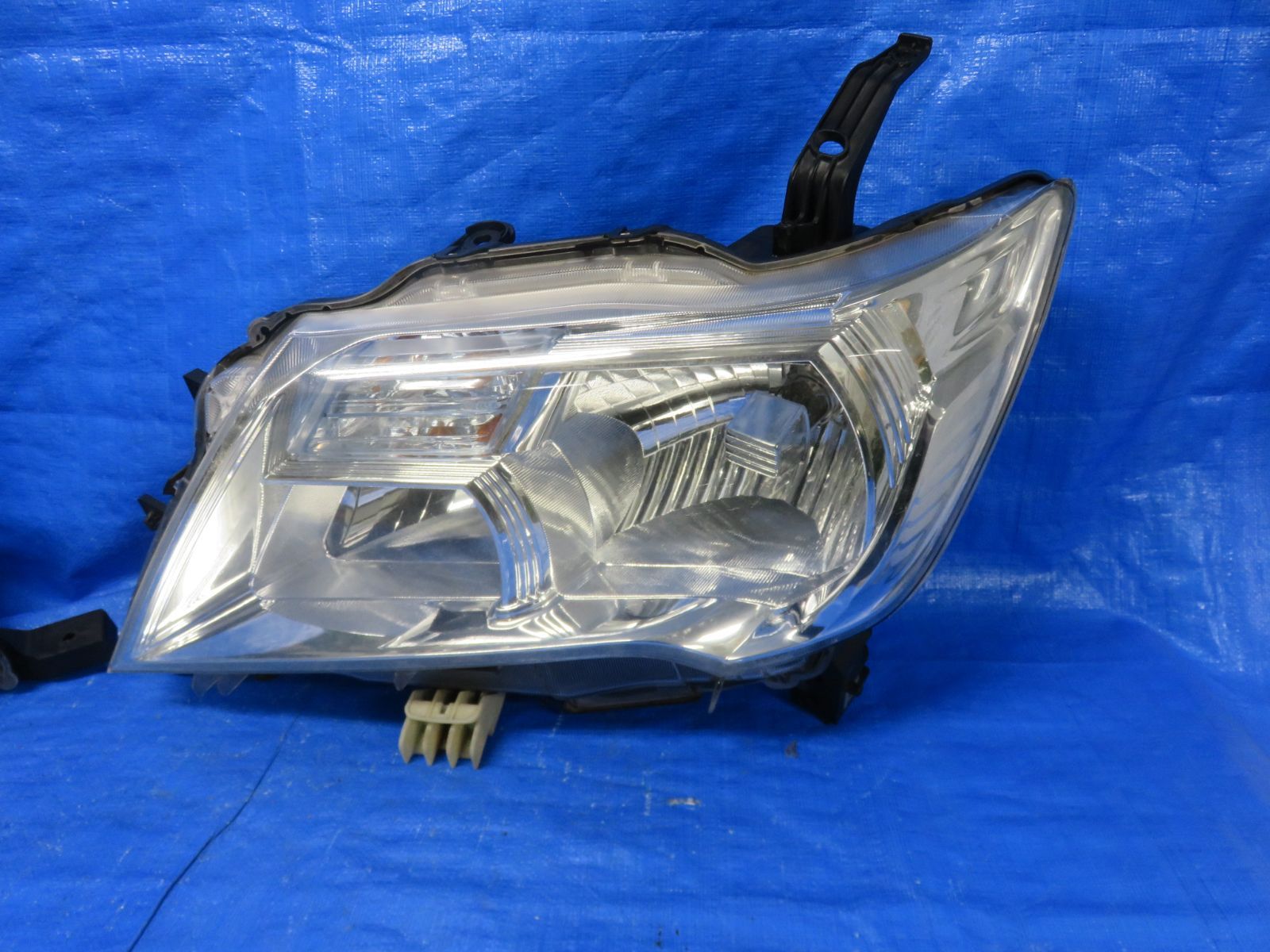 車 セレナ ヘッドライト HID/キセノン 純正 KOITO 100-23097