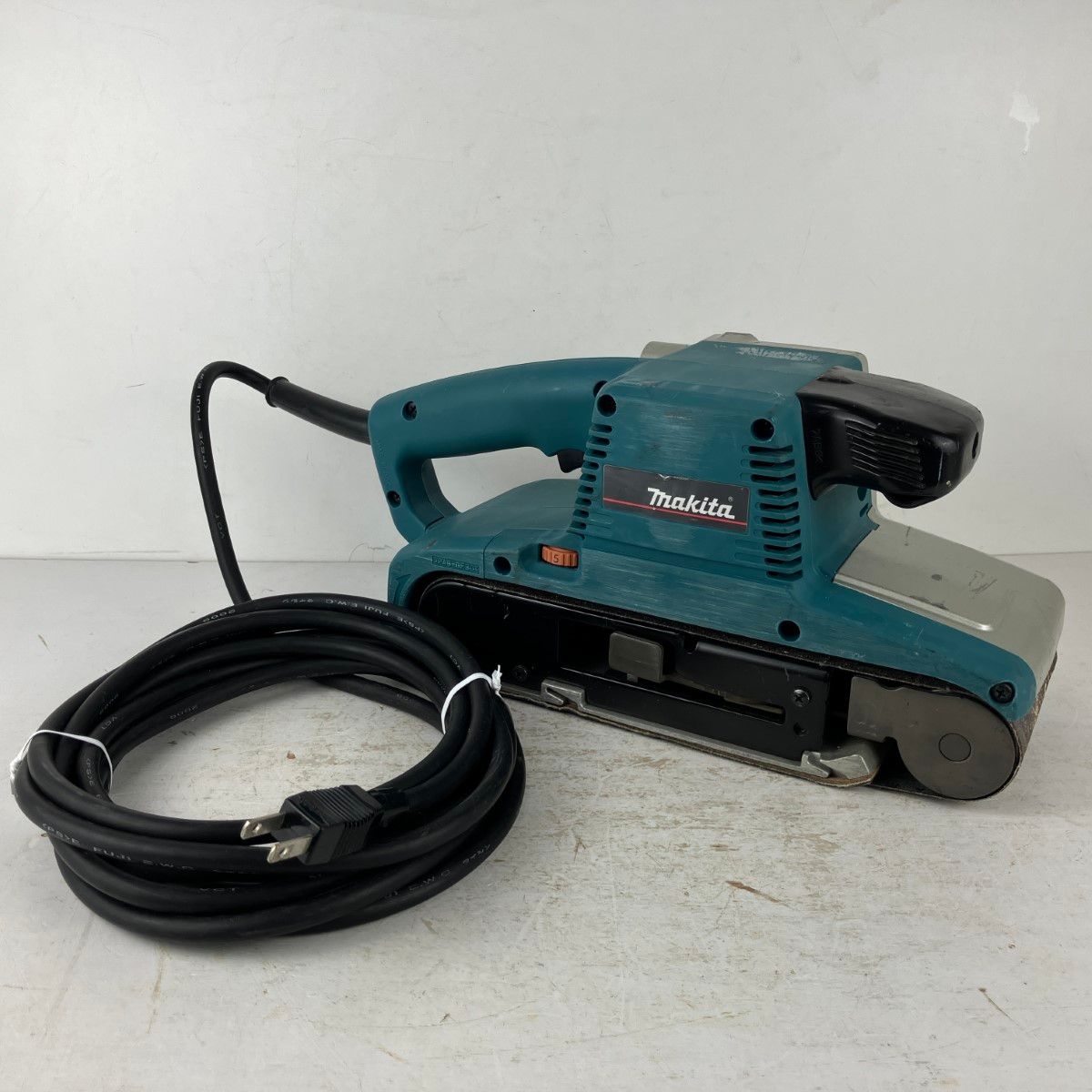 オンライン限定特価 新品□ マキタ 100V ベルトサンダー 9404 100mm 吸 