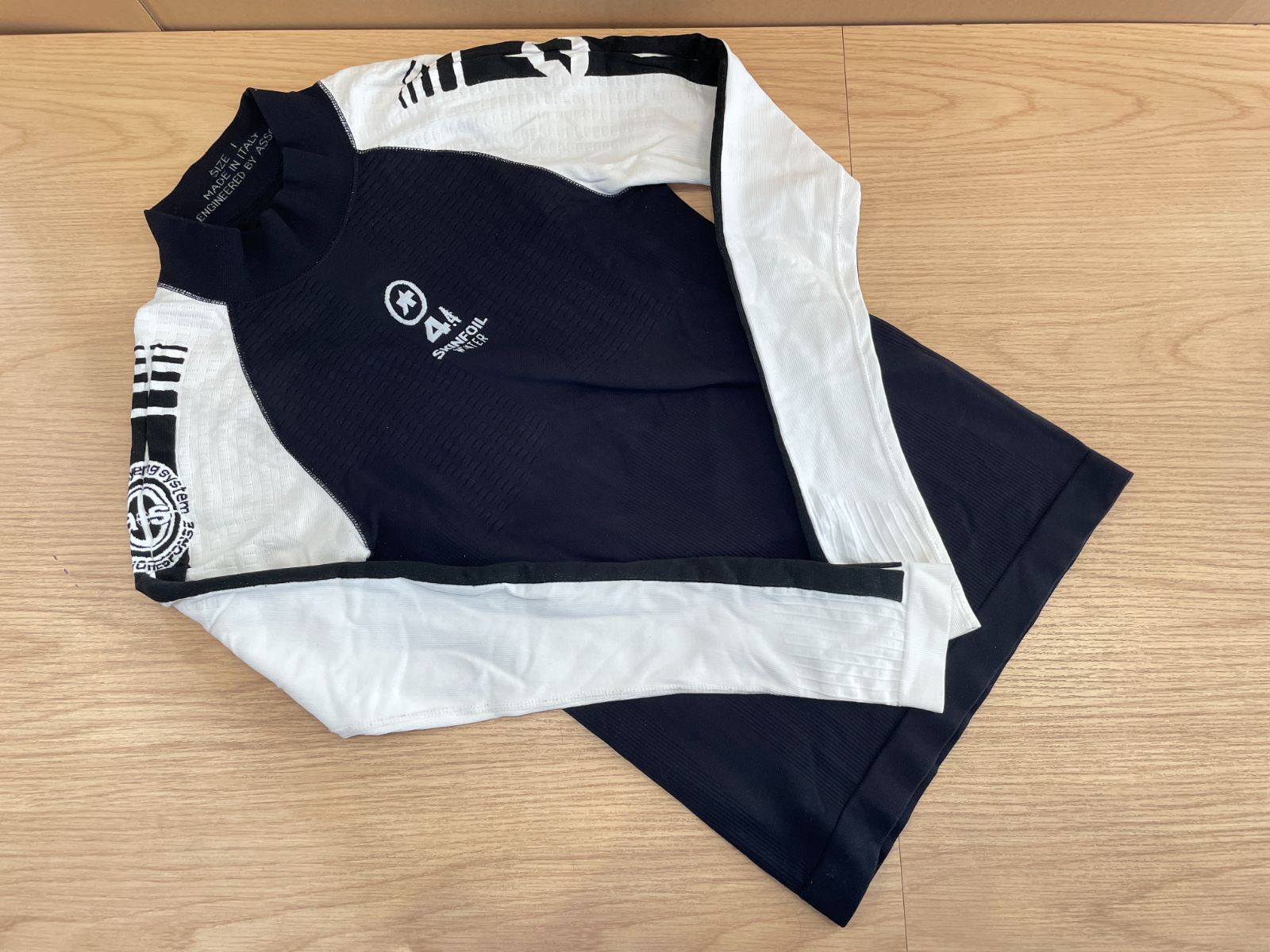 ■USED■ASSOS アソス SKINFOIL WINTER 4.4 SIZE1(Mサイズ相当) 黒 白 ブラック/ホワイト 長袖 べースレイヤー ロードバイク 自転車 パーツ アクセサリー P3845