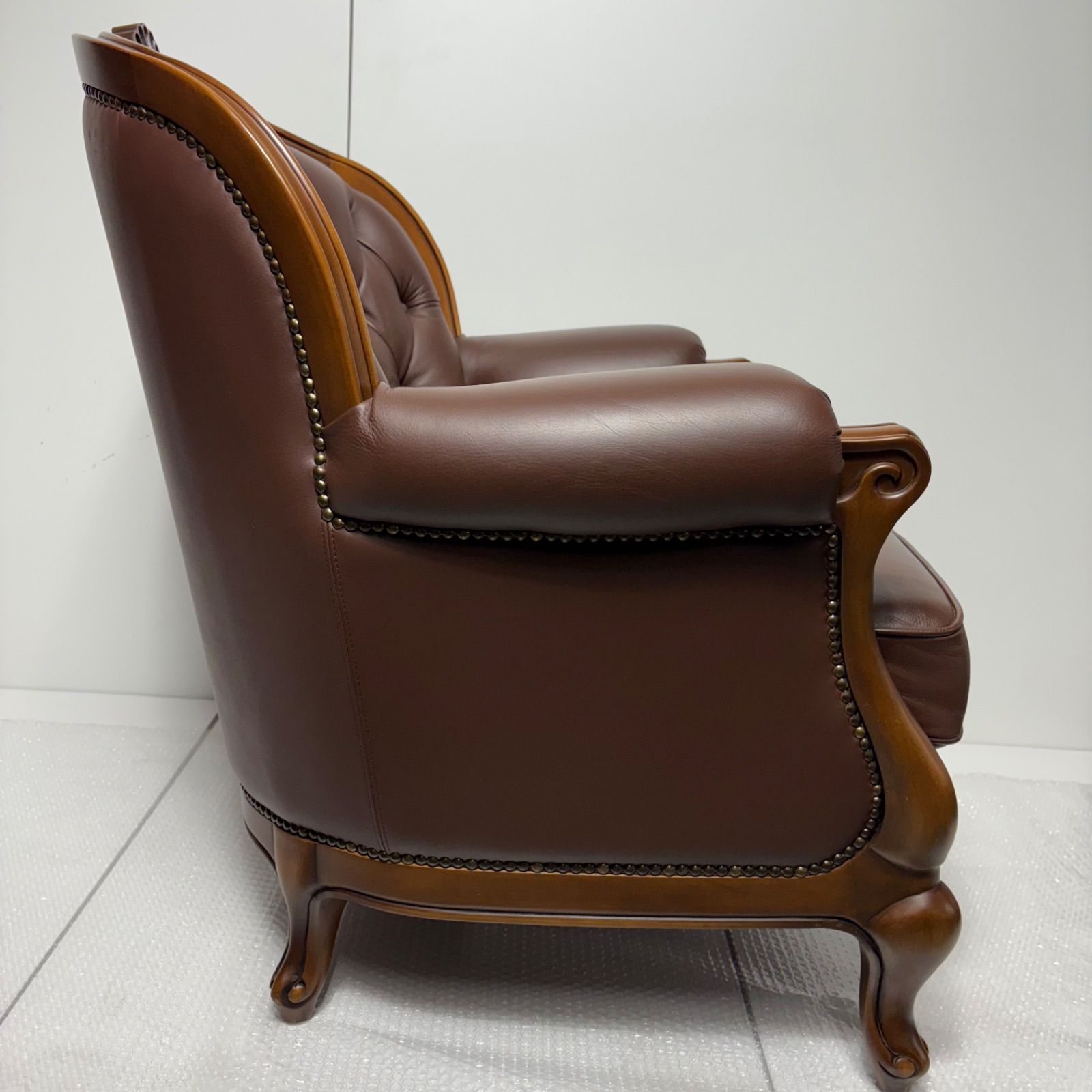 美品】カリモク ドマーニ ルイ15世 1人掛けソファ 本革 彫刻 鋲打