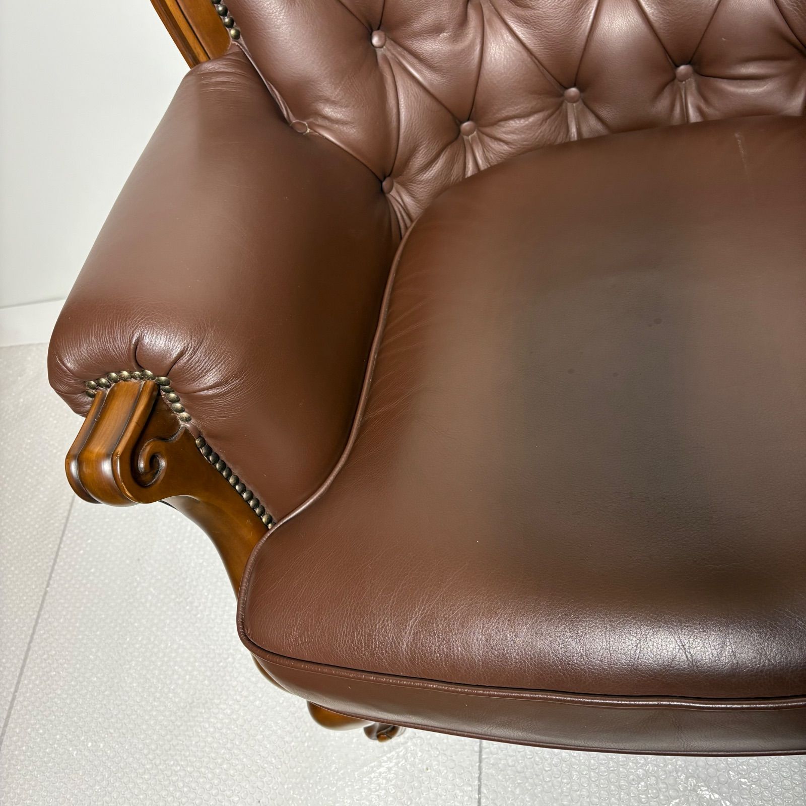 美品】カリモク ドマーニ ルイ15世 1人掛けソファ 本革 彫刻 鋲打