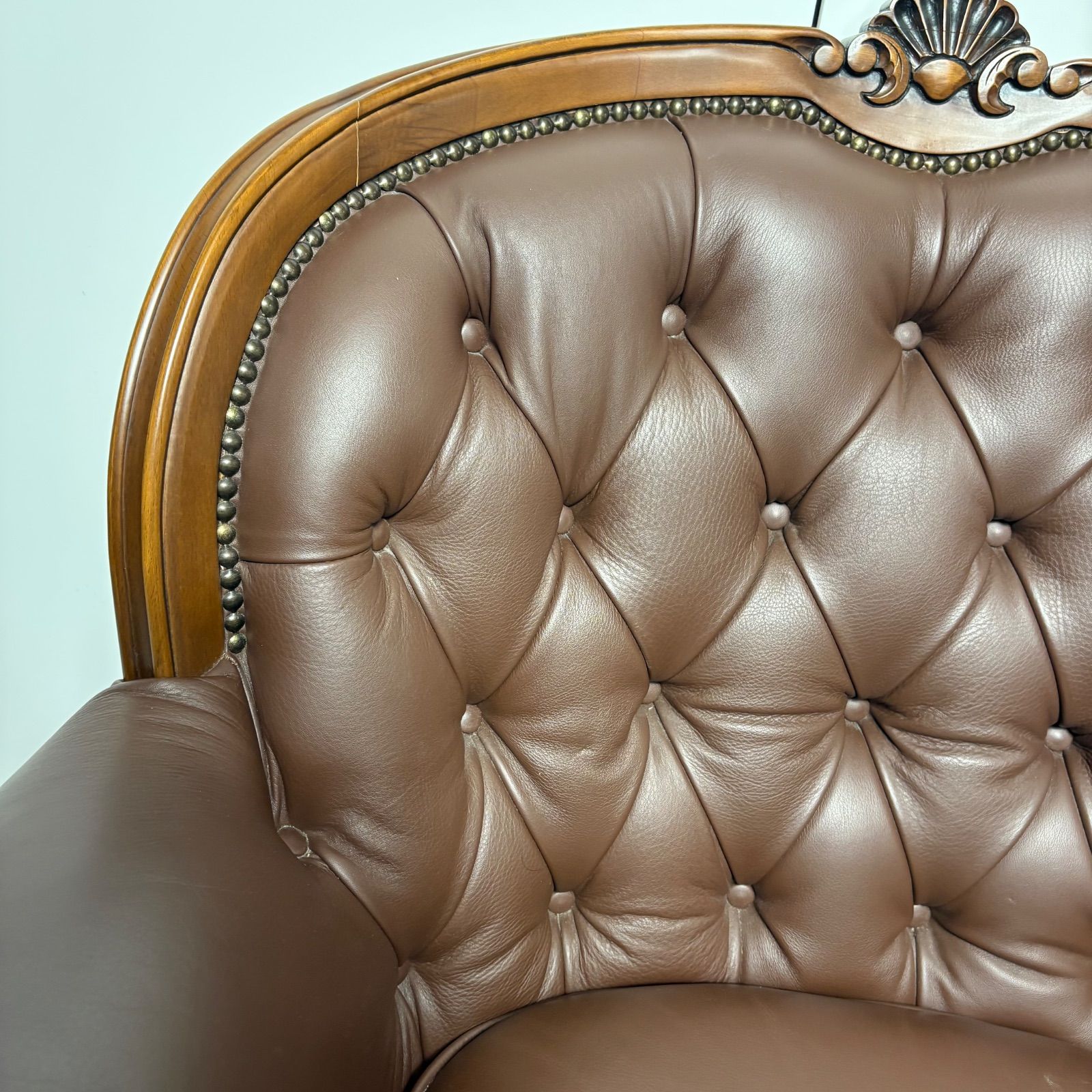 美品】カリモク ドマーニ ルイ15世 1人掛けソファ 本革 彫刻 鋲打