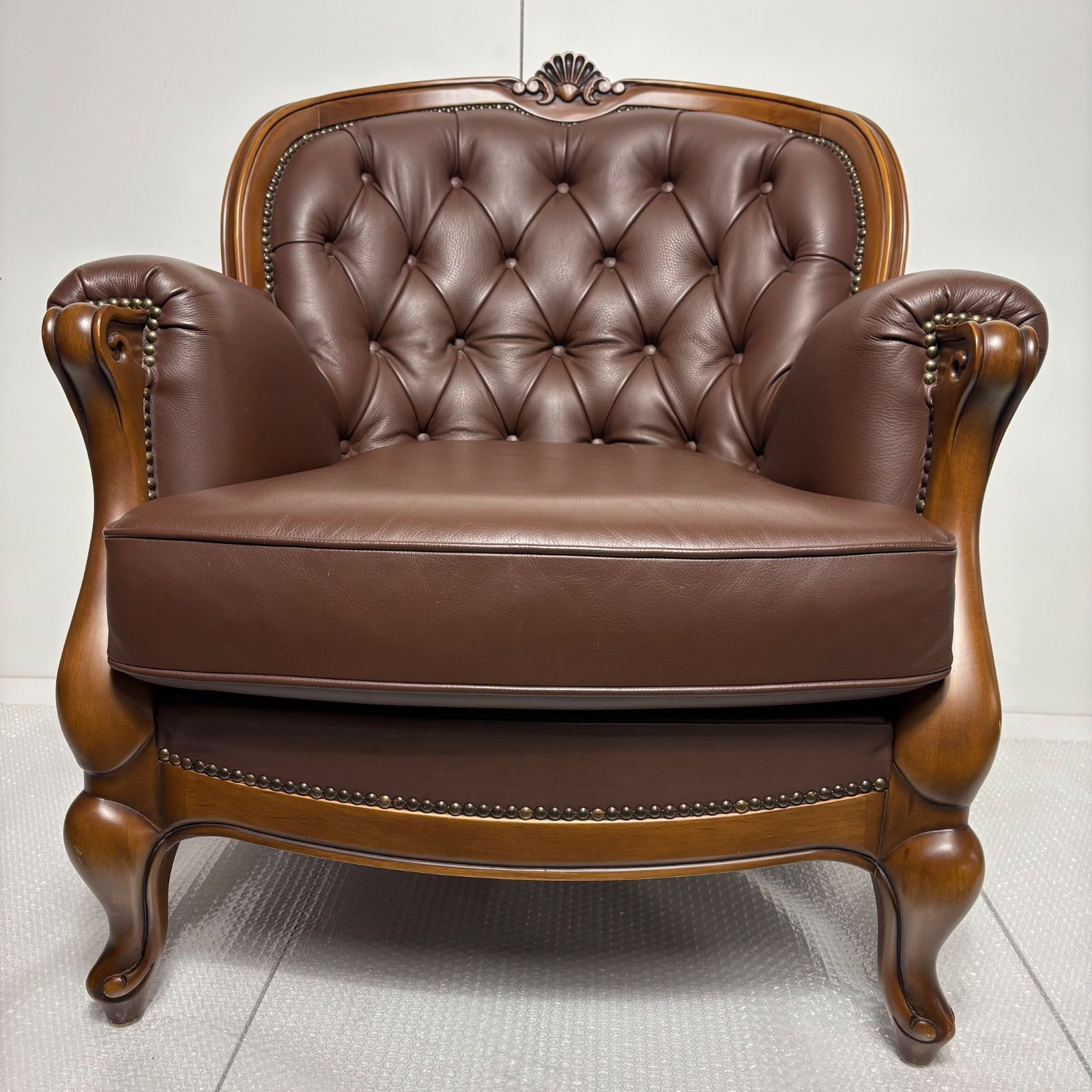 美品】カリモク ドマーニ ルイ15世 1人掛けソファ 本革 彫刻 鋲打