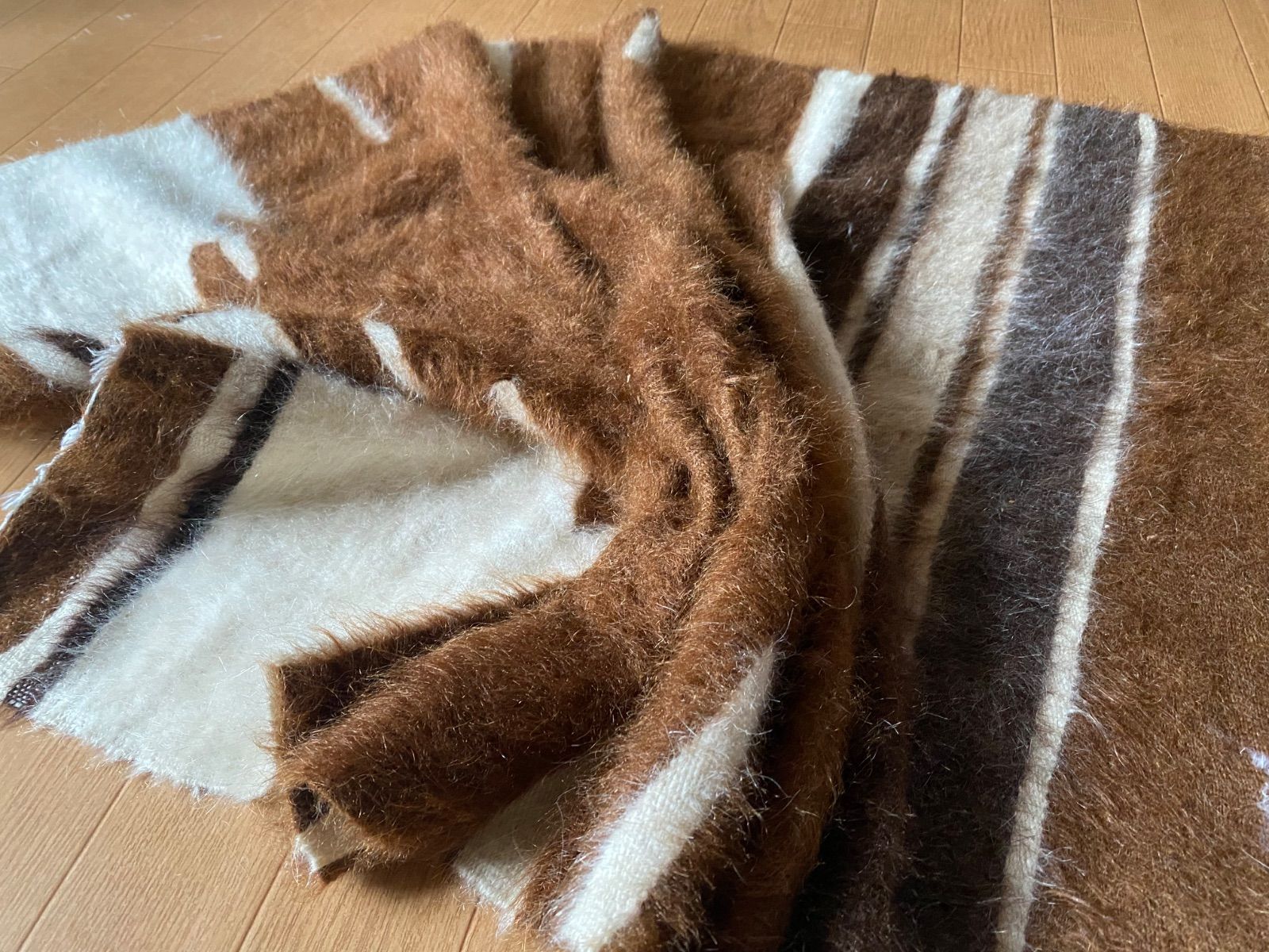 セミアンティークならではのしなやかで柔らかいシイルトバッタニイェ