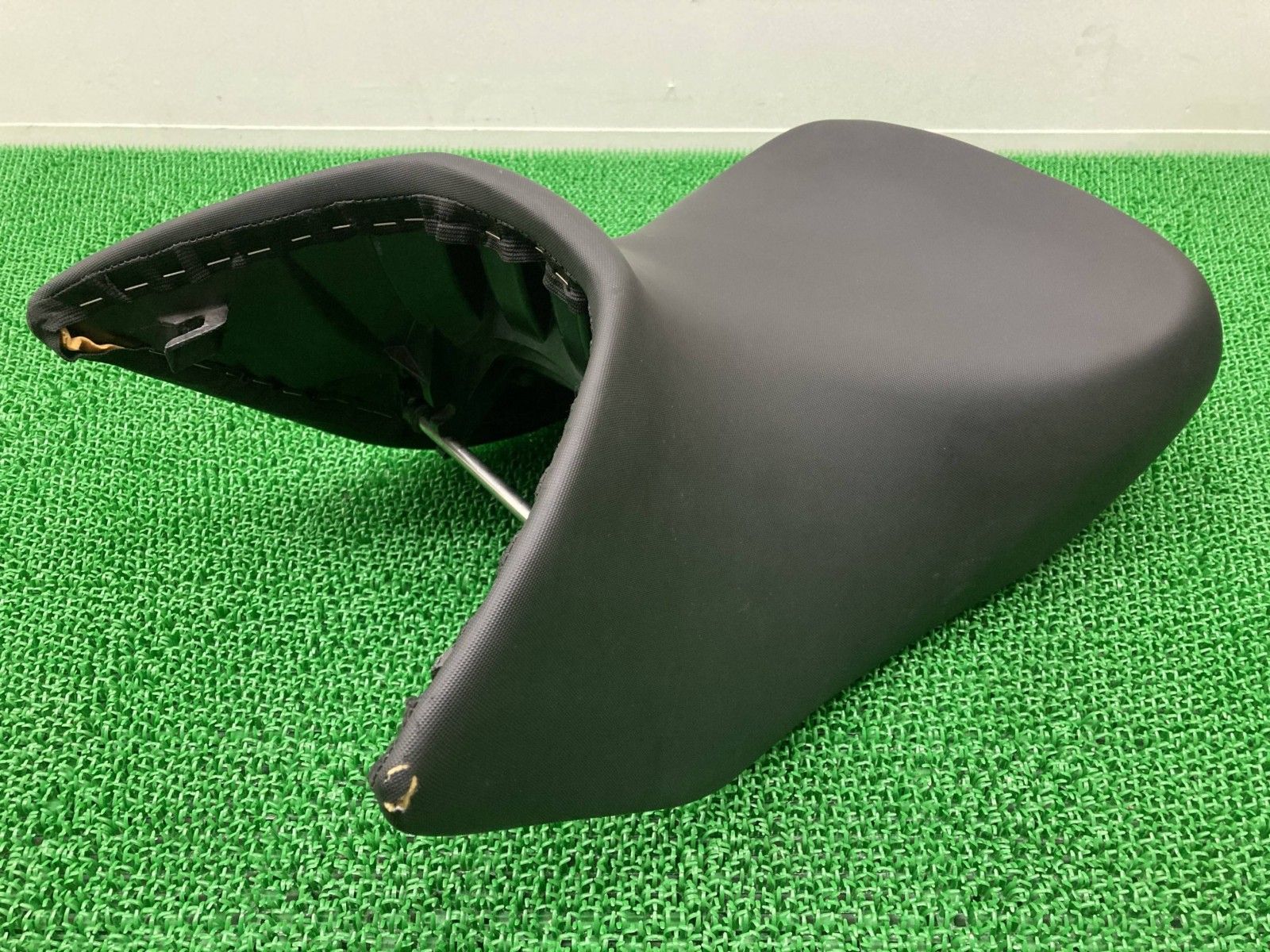 R1200GS フロントシート 5253-7667725  純正 中古 バイク 部品 メインシート 修復素材や張替えベースに 品薄 希少品 Id R1200GS フロントシート 5253-7667725 BMW 純正 中古 バイク 部品