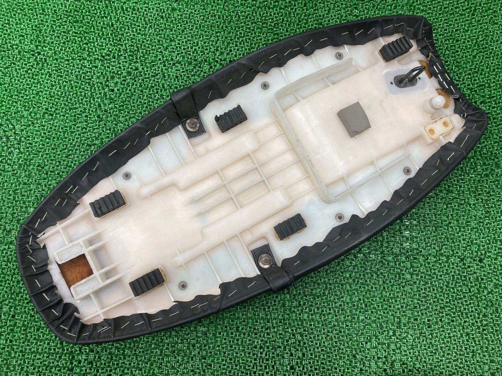 テンプター400 シート 07F スズキ 純正 中古 バイク 部品 NK43A