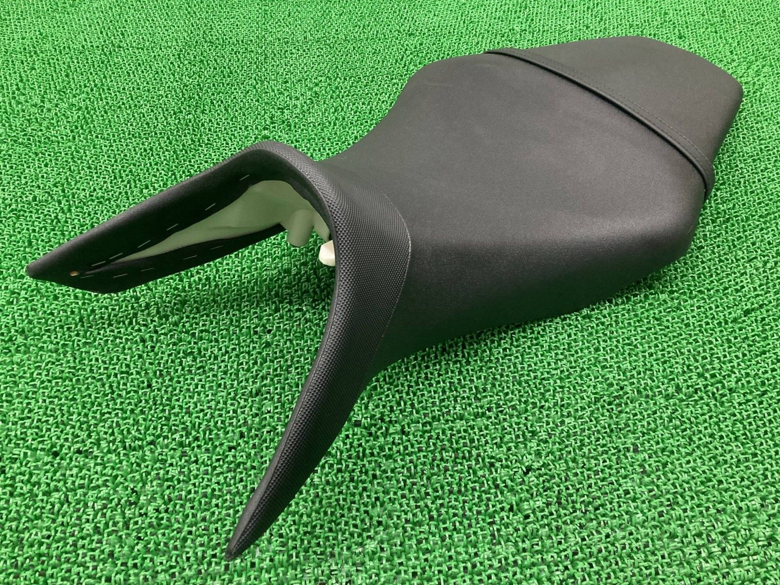 MT-09 シート 1RC ヤマハ 純正 中古 バイク 部品 RN34J ノーマルシート