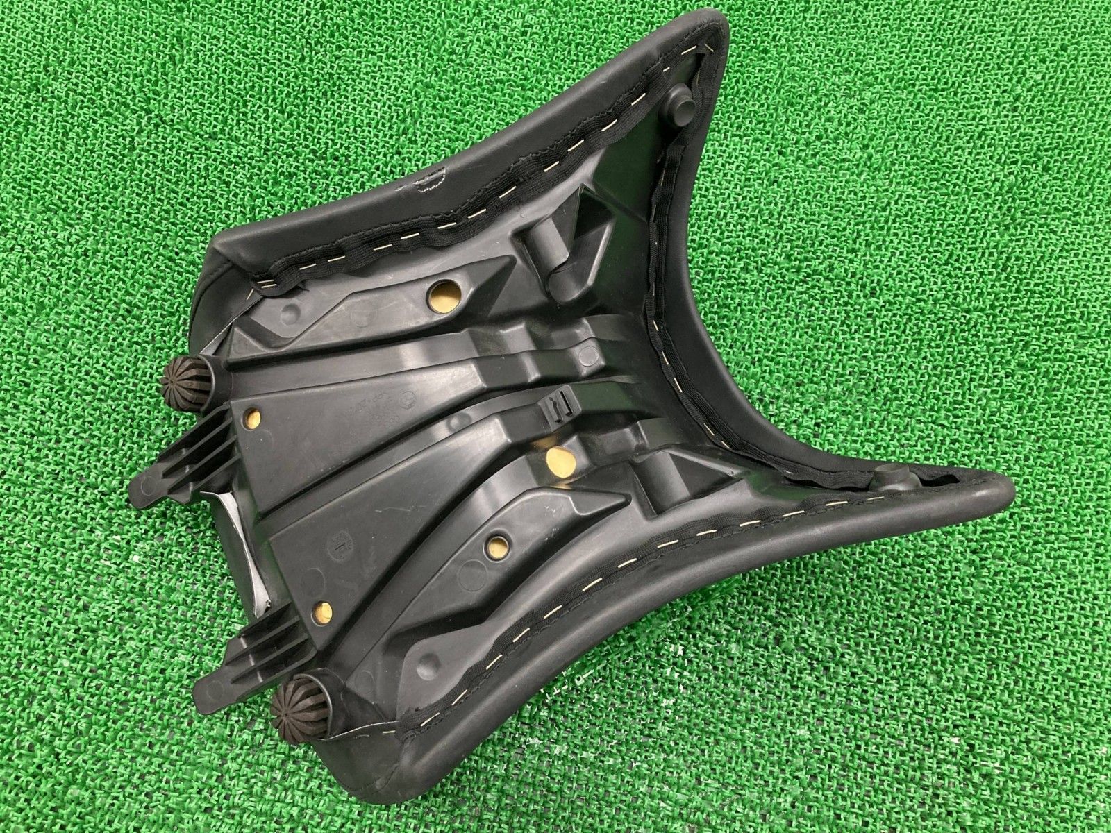 R1200RT シート 0632-7 681 684  純正 中古 バイク 部品 メインシート 品薄 希少品 カスタム素材に 車検 Genuine Ty R1200RT シート 0632-7 681 684 BMW 純正 中古 バイク 部品 メイン