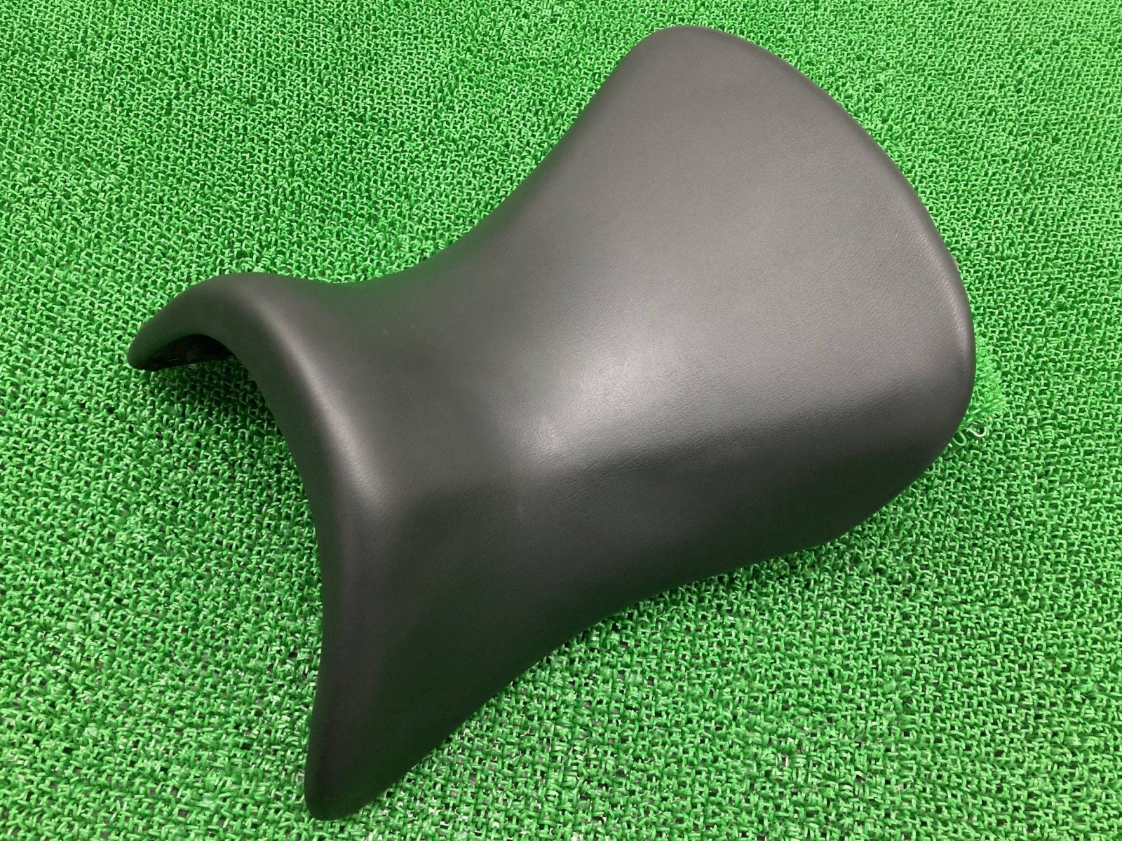 R1200RT シート 0632-7 681 684  純正 中古 バイク 部品 0632-7681684 メインシート カスタム素材に 品薄 希少品 gJ R1200RT シート 0632-7 681 684 BMW 純正 中古 バイク 部品 0632
