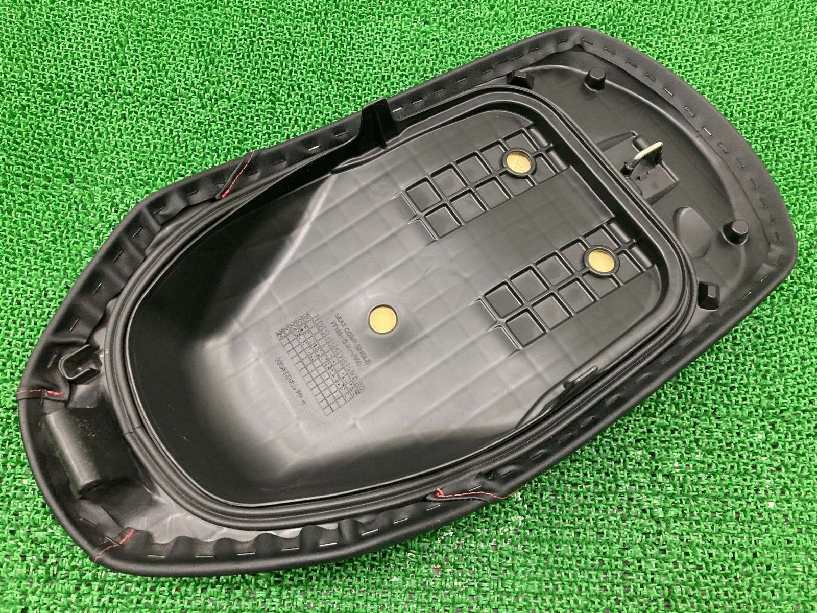 ジョグ シート GJA ホンダ 純正 中古 バイク 部品 2BH 赤ステッチ AF79にも 綺麗 良品 車検 Genuine Pq バイク ジョグ シート GJA ホンダ 純正 バイク 部品 2BH 赤ステッチ