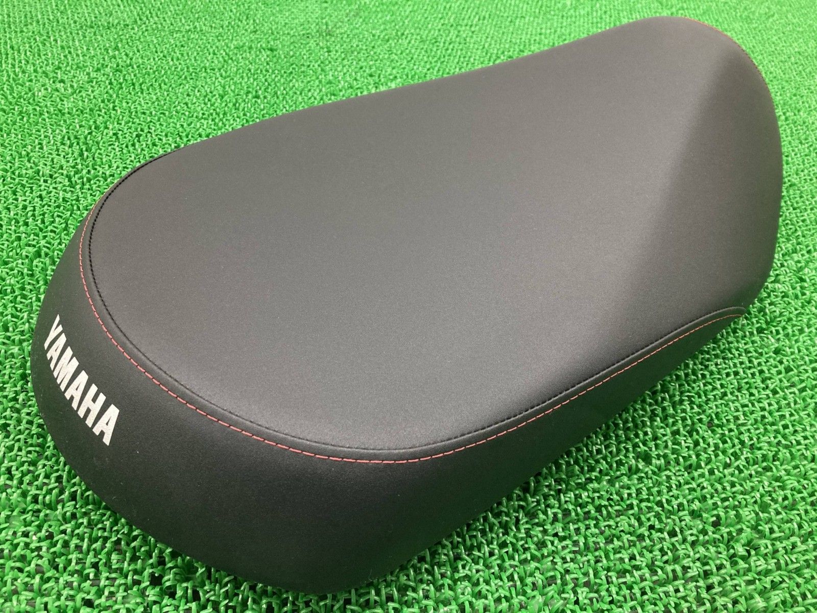 ジョグ シート GJA ホンダ 純正 中古 バイク 部品 2BH 赤ステッチ AF79にも 綺麗 良品 車検 Genuine Pq バイク ジョグ シート GJA ホンダ 純正 バイク 部品 2BH 赤ステッチ