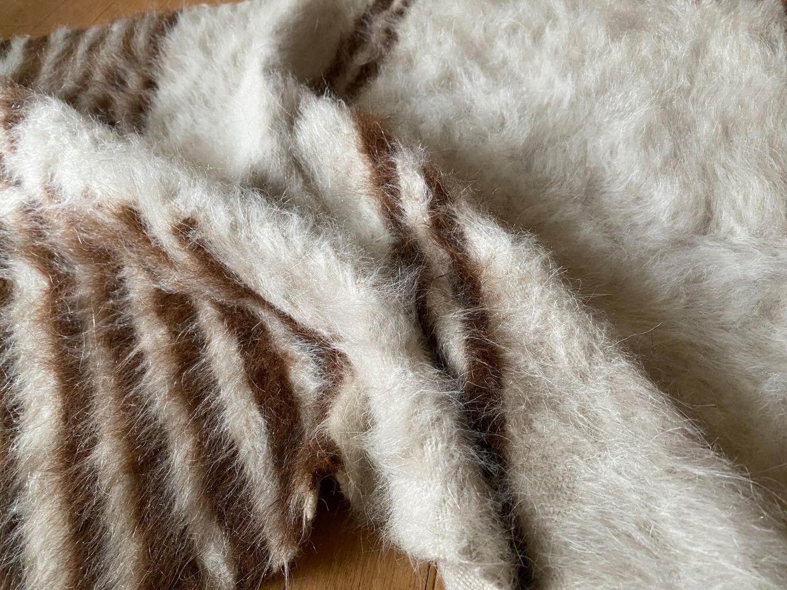 セミアンティークシイルトバッタニイェ！織りも細かい古い時代の