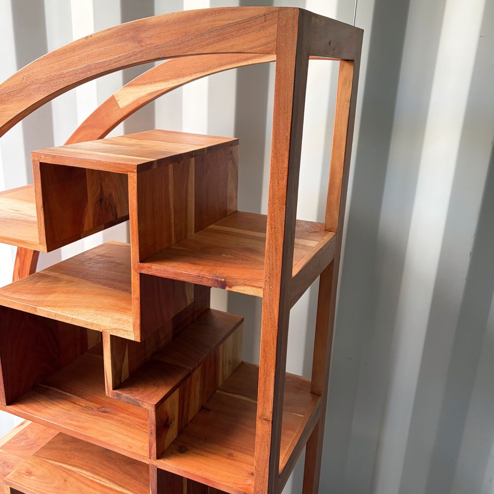 取付無料！ノーチェ 2025年製 アカシア天然無垢材 北欧風半月型ブック