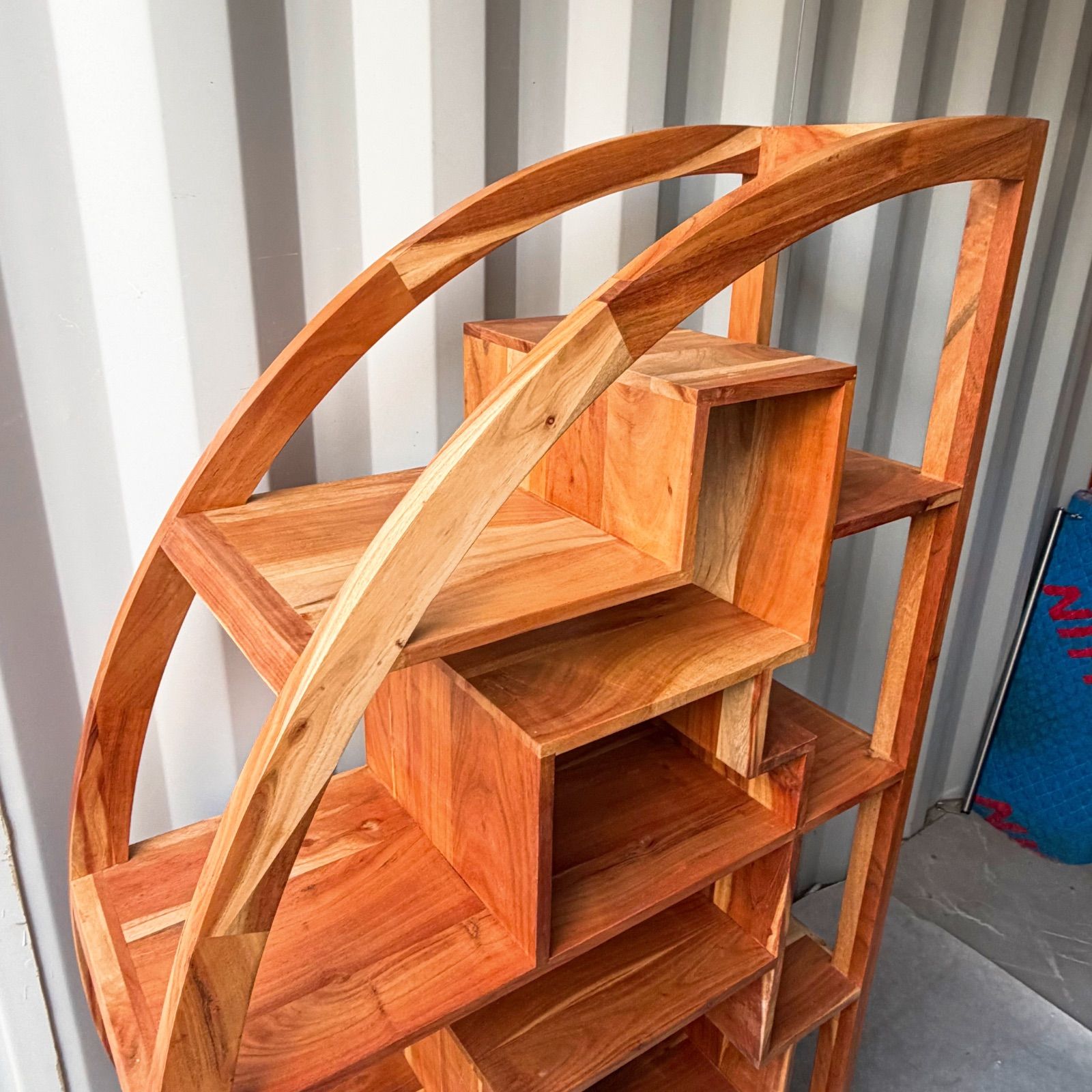 取付無料！ノーチェ 2025年製 アカシア天然無垢材 北欧風半月型ブック