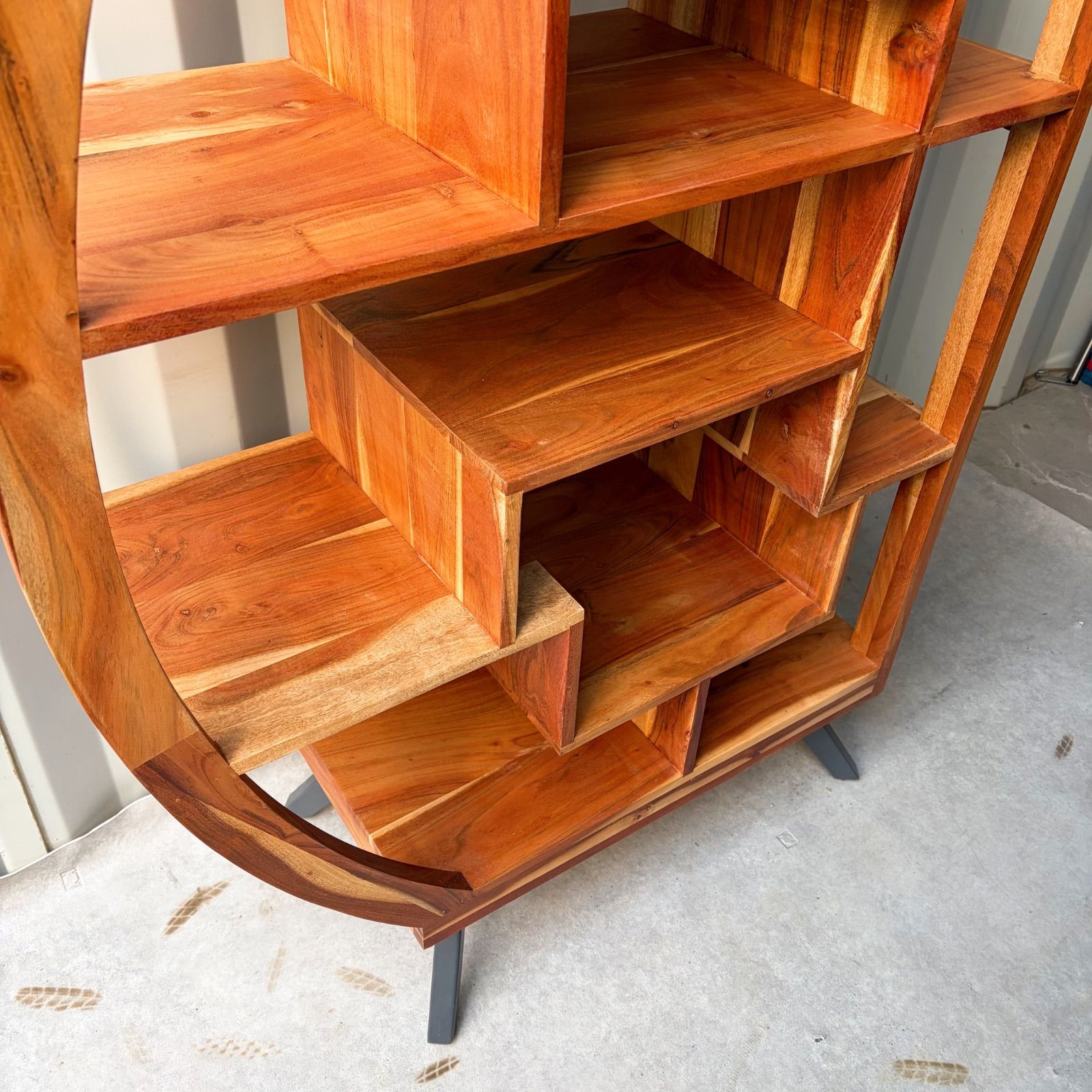 取付無料！ノーチェ 2025年製 アカシア天然無垢材 北欧風半月型ブック