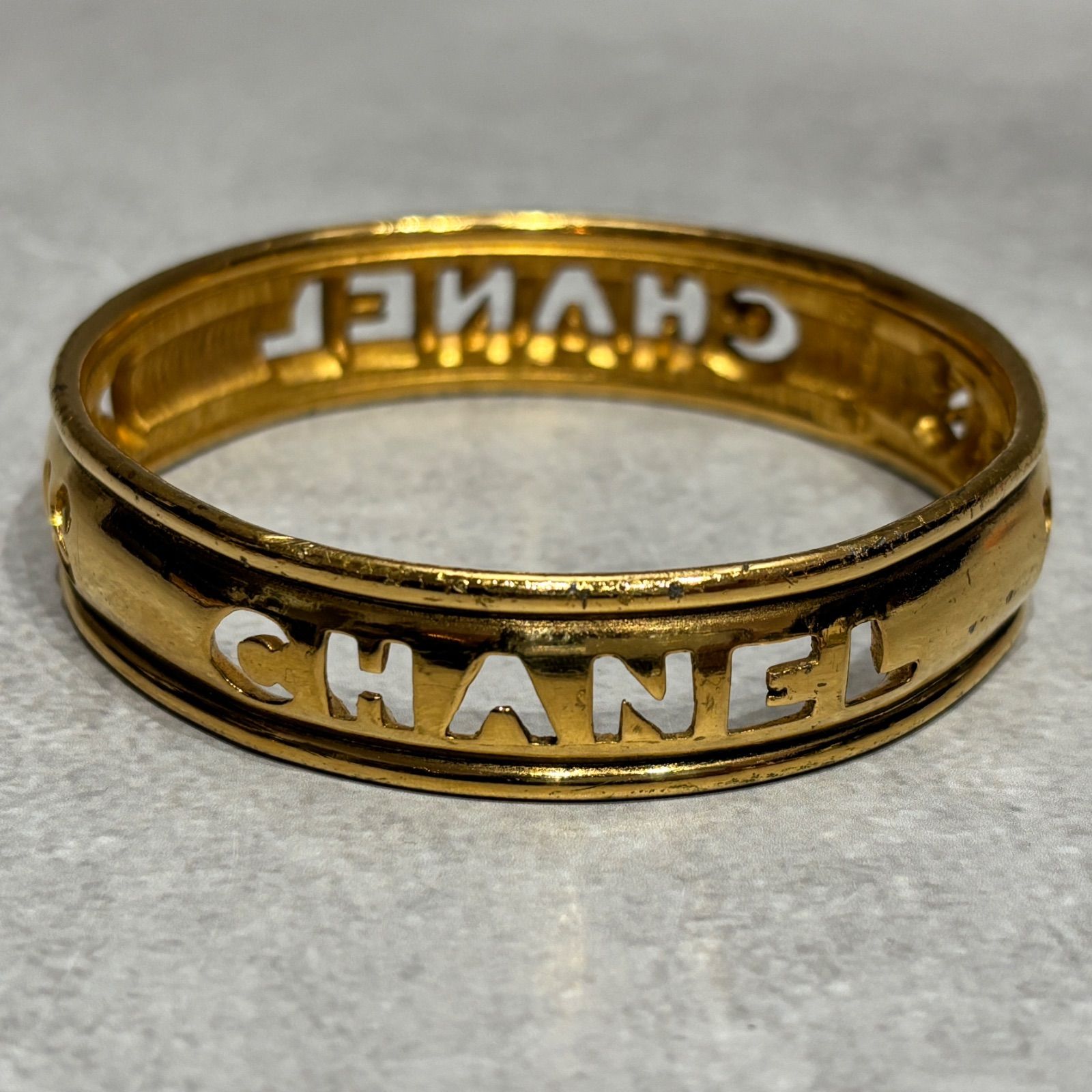 CHANEL シャネル ロゴ バングル ブレスレット ゴールド 金 メッキ