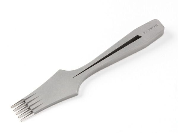 【IZZZI】ヨーロッパ目打ち 5本歯 （旧名ISVARA） 3.0mmピッチ 工具 菱目打ち 菱目パンチ レザークラフトぱれっと 6,336円