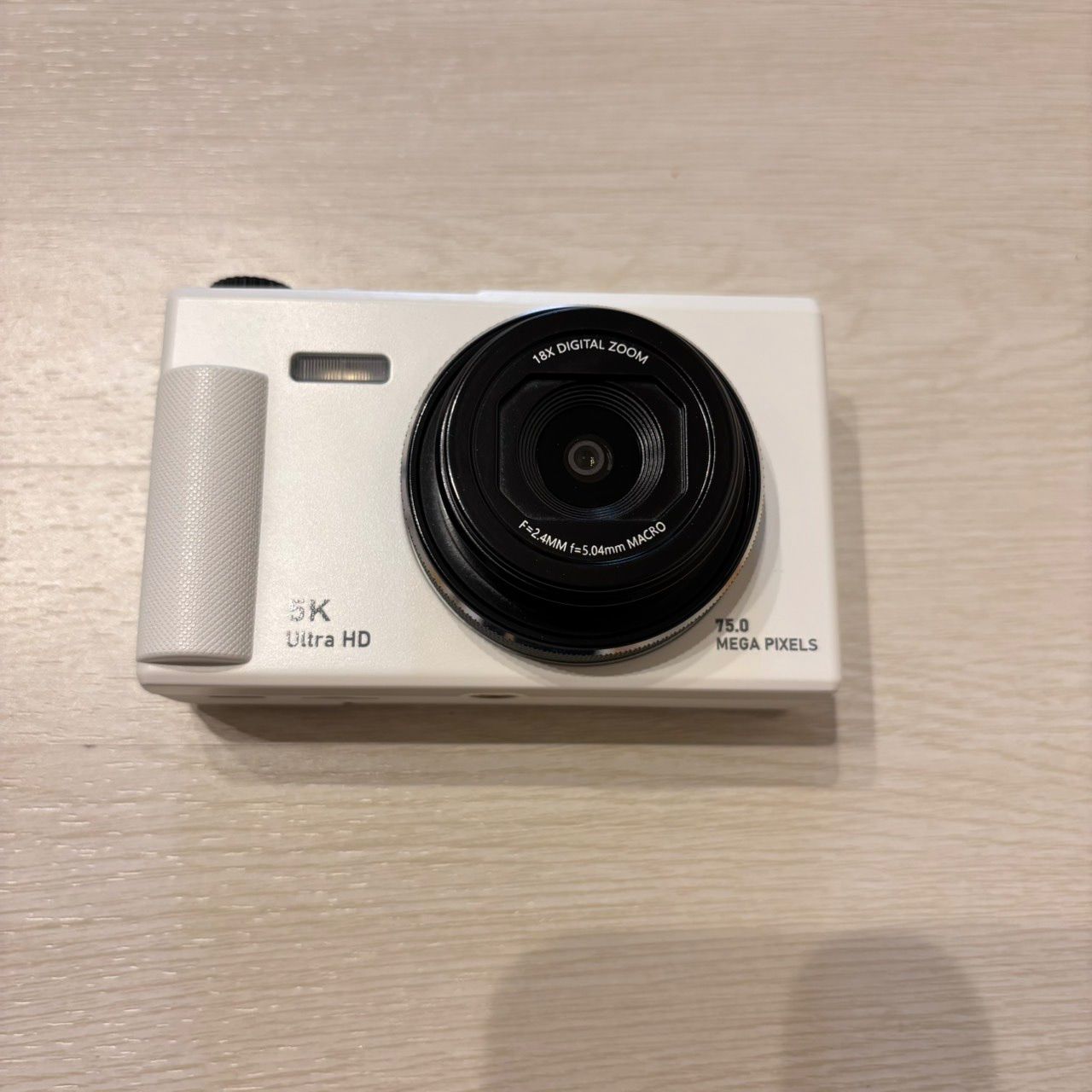 デジカメ【5K動画撮影 7500万画素 180°フリップスクリーン】デジタル 