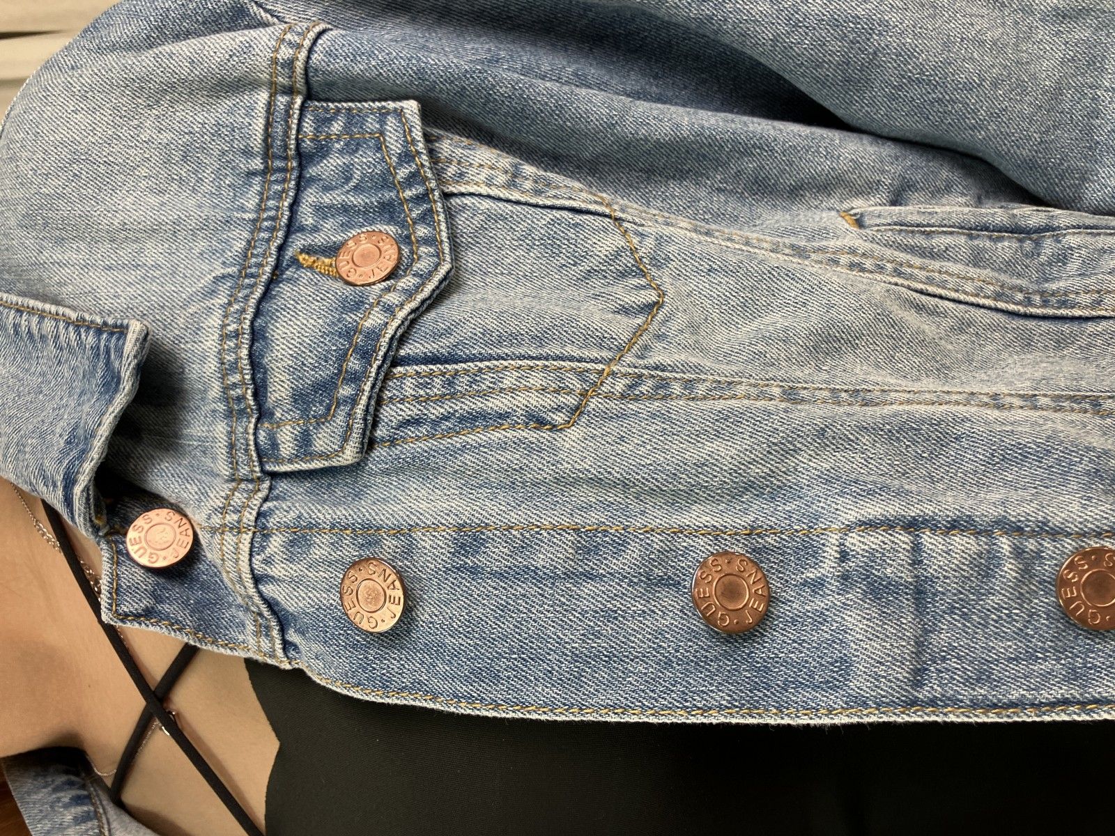 GUESS デニムジャケット S クロップド ショート丈 カットオフ GUESS デニムジャケット S クロップド ショート丈 カットオフ