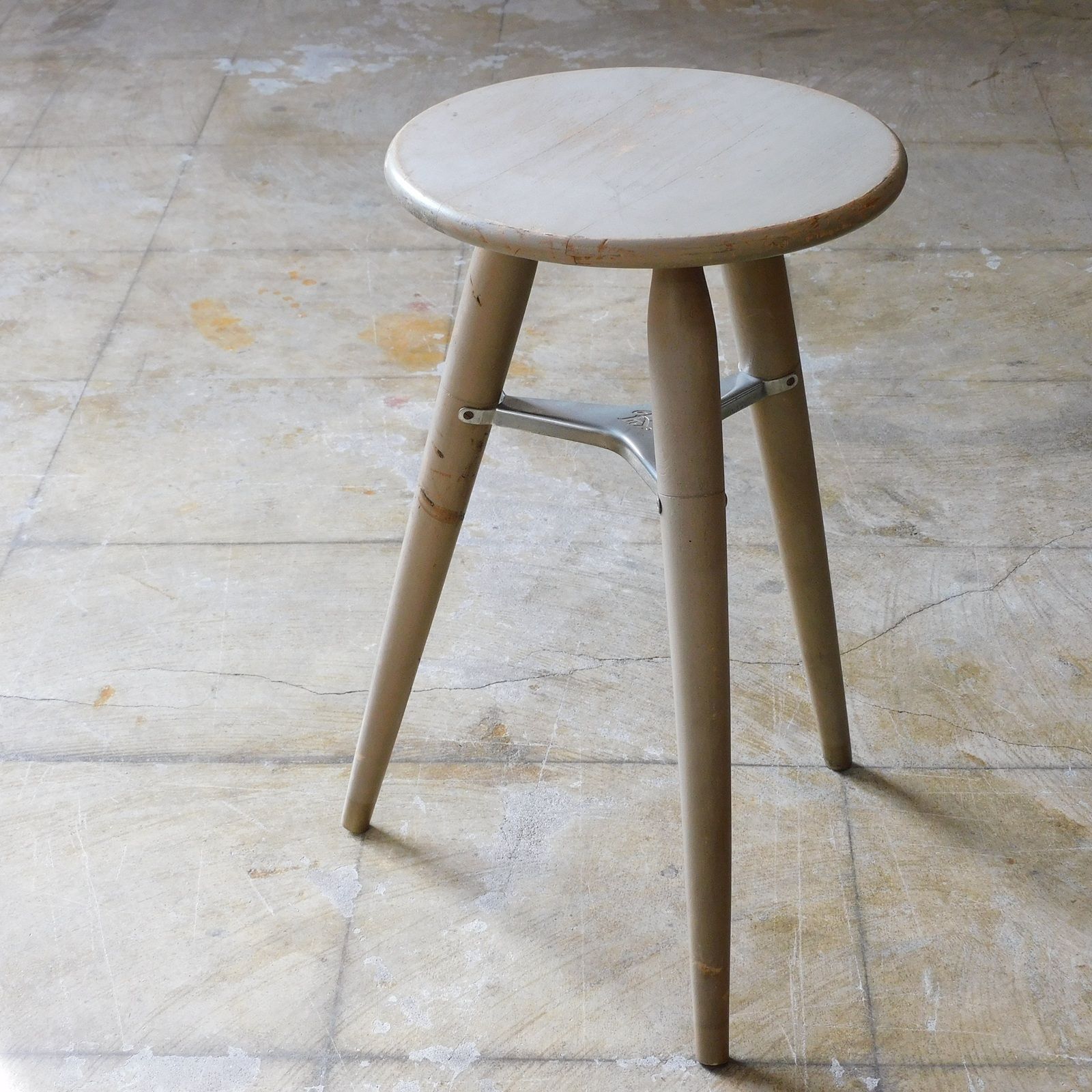 ふるい木味 みつ足の丸椅子・スツール HK-a-05906 / 古道具