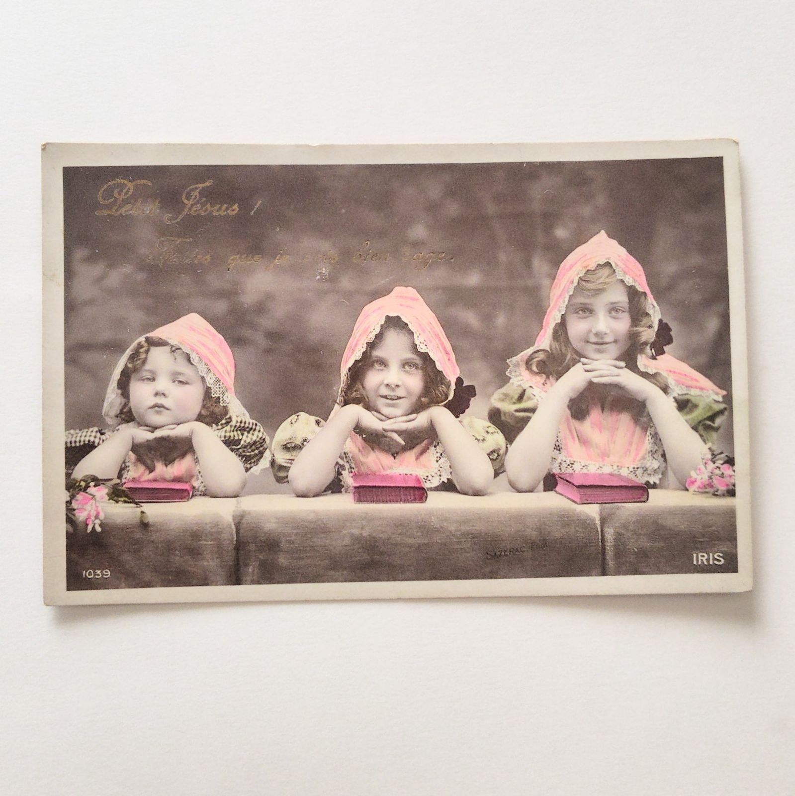 三つの祈り ― ピンクの頭巾に宿る静かな約束 少女 フランス