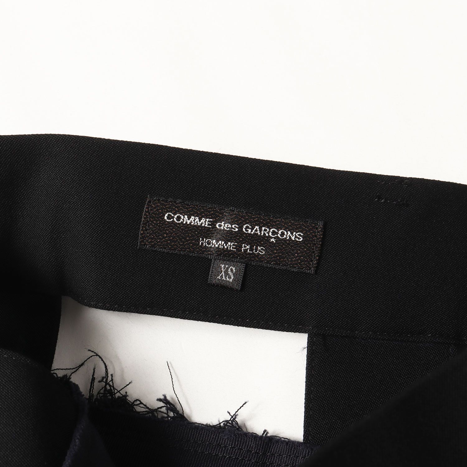【新品同様】COMME des GARCONS HOMME PLUS コムデギャルソン オムプリュス パンツ ブラック 黒 サイズ:XS | ウエストカットアウト ウール スラックスパンツ (PD-P044) | 2019年製 | ボトムス ズボン | 日本製【メンズ】【中古】 新品同様】COMME des GARCONS HOMME PLUS コムデギャルソン
