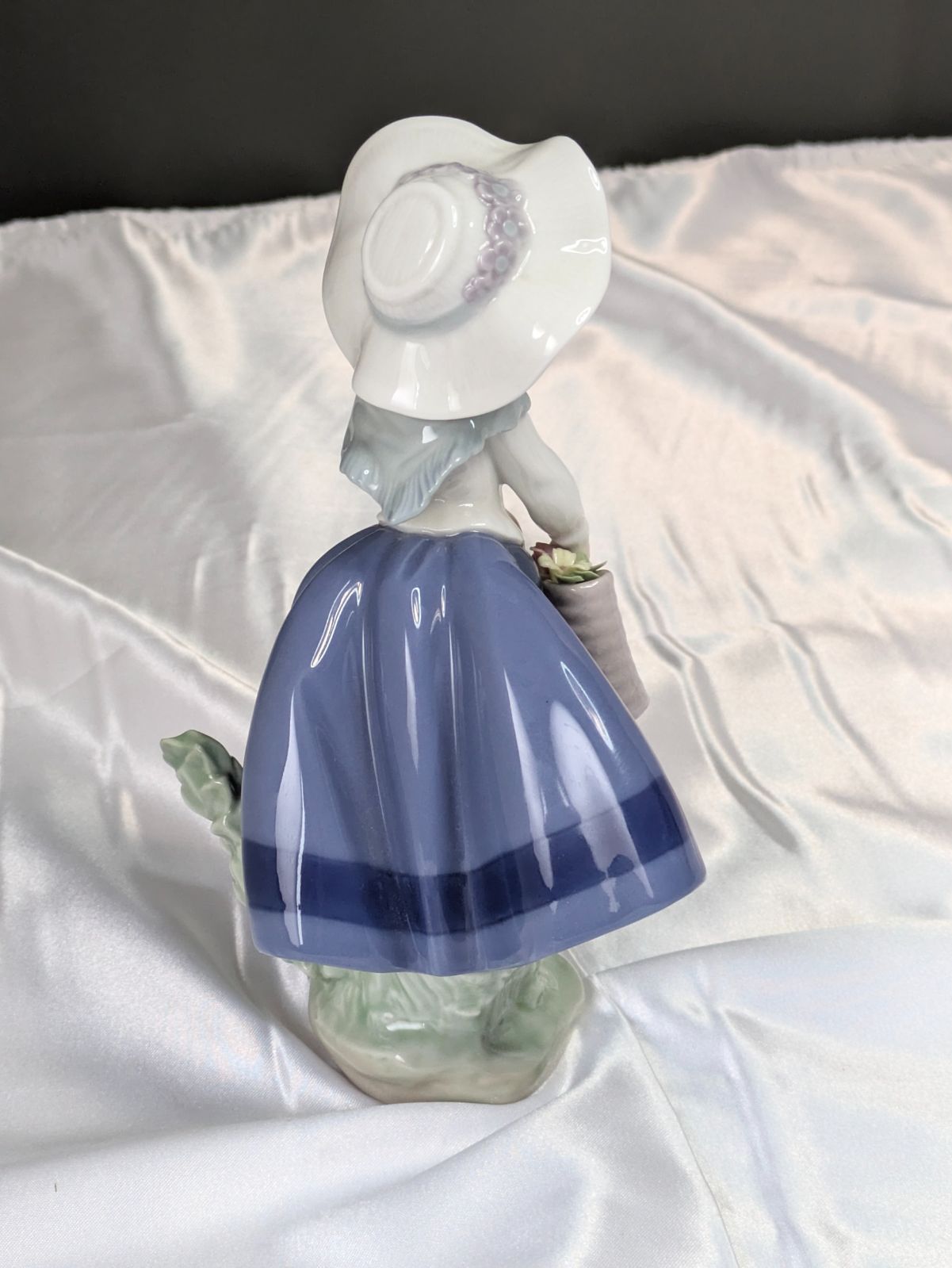  完品 LLADRO リヤドロ No.5222 きれいな花ばかり スペイン製 フィギュリン 磁器人形 高さ18cm 花細工欠けなし グロス仕上げ ポーセリンアート 置物 西洋陶磁 Pretty Pickings 香りグッズ 置物 インテリア小物