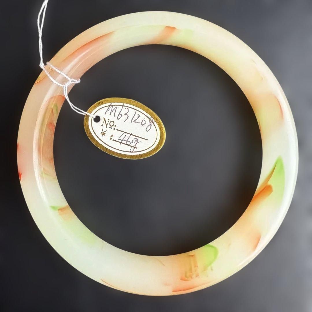 三彩花翡翠バングル 白地に橙・緑が舞う 内径約63mm - メルカリ