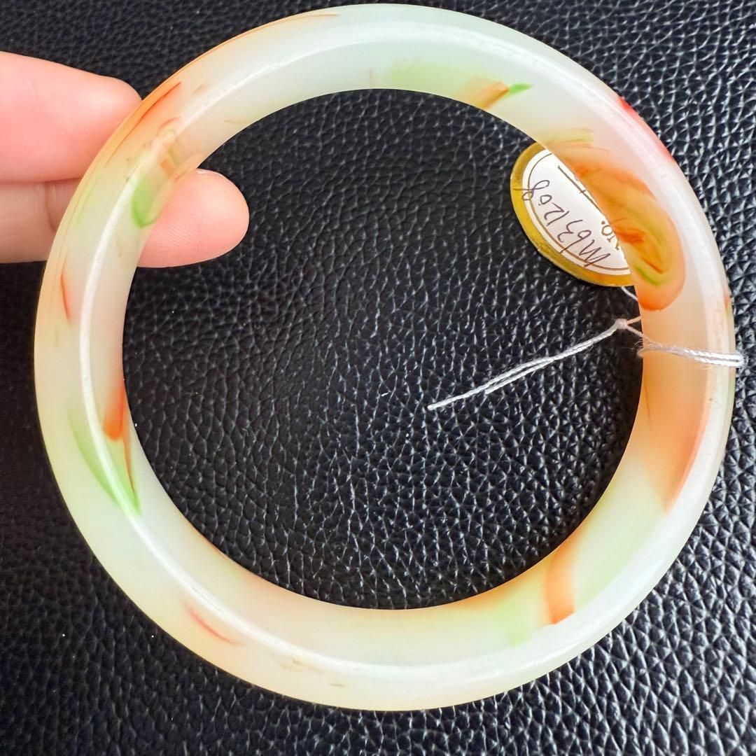 三彩花翡翠バングル 白地に橙・緑が舞う 内径約63mm - メルカリ