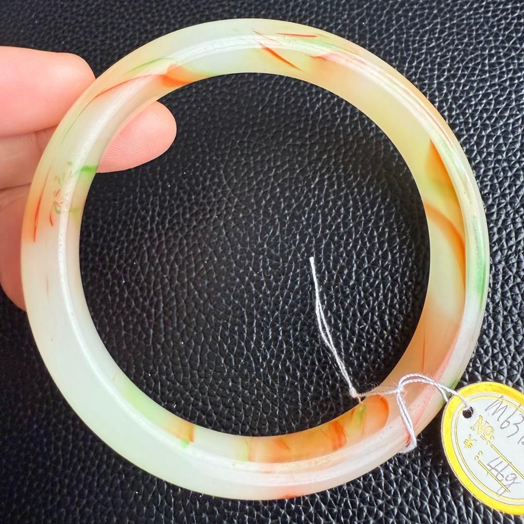 三彩花翡翠バングル 白地に橙・緑が舞う 内径約63mm - メルカリ
