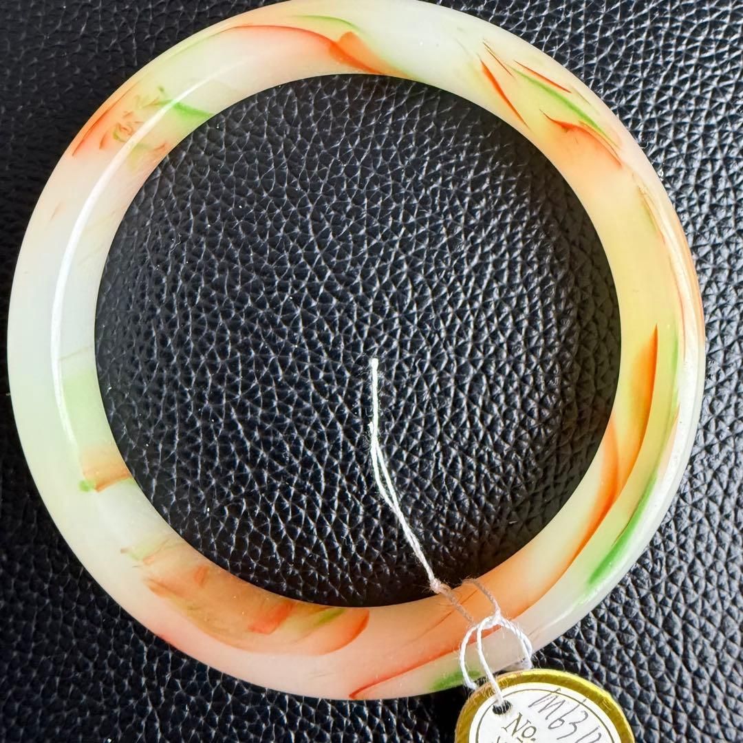 三彩花翡翠バングル 白地に橙・緑が舞う 内径約63mm - メルカリ