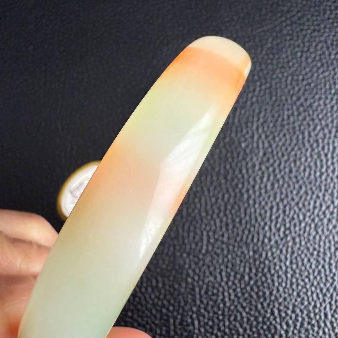 三彩花翡翠バングル 白地に橙・緑が舞う 内径約63mm - メルカリ