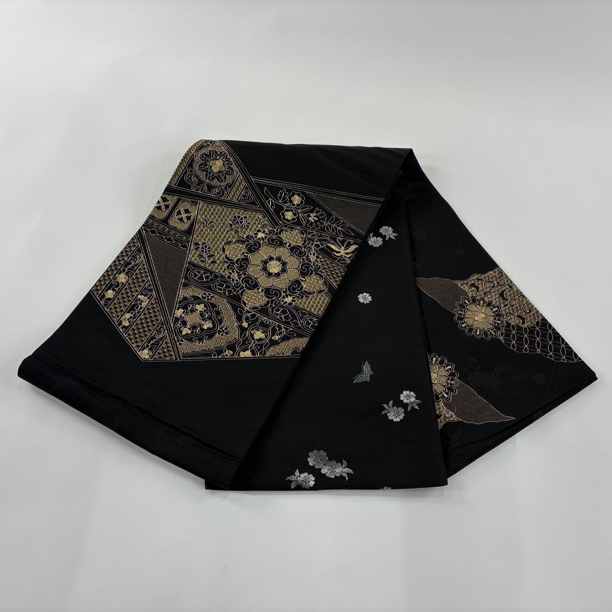 美品】 袋帯 秀品 華文 花唐草 金糸 刺繍 黒 お太鼓柄 正絹