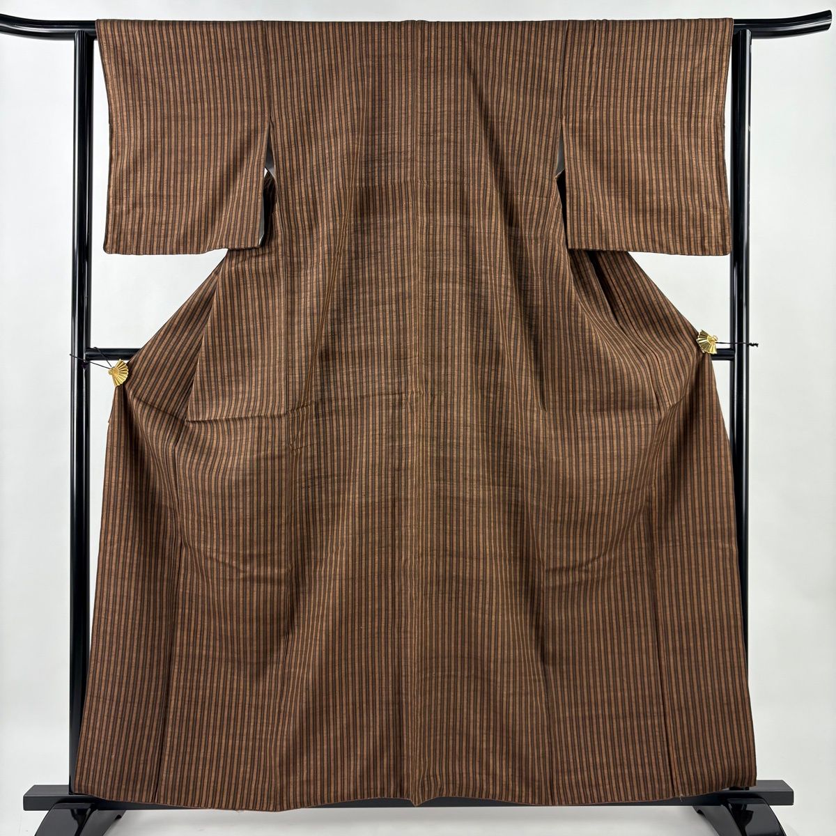 美品】 紬 身丈161cm 裄丈62.5cm S 袷 縦縞 茶色 正絹 秀品 【中古
